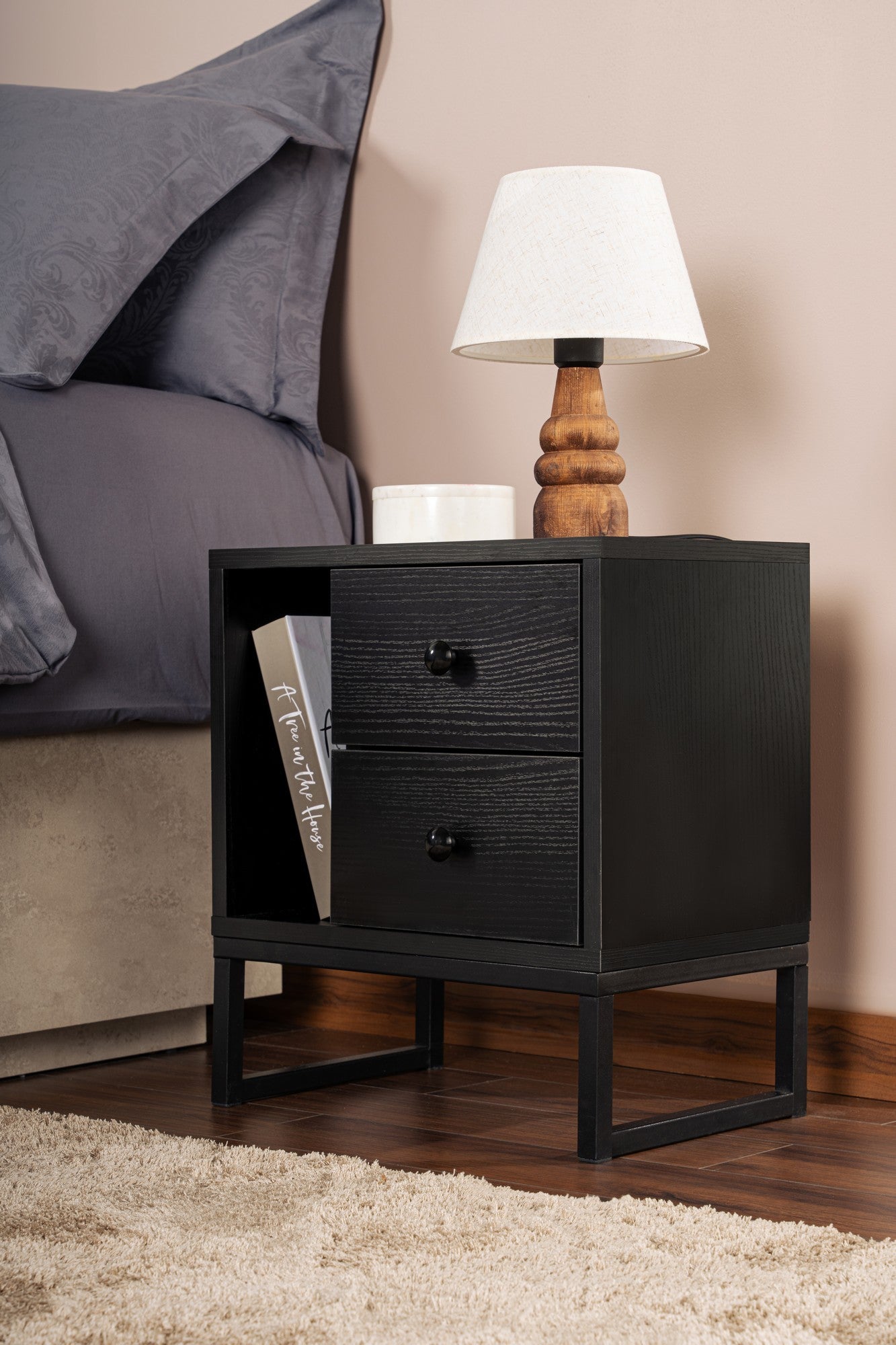 Mesa de cabeceira elegante com pernas de metal, acabamento em madeira preta, 45,2 x 50 x 29,5 cm | Painel de partículas 100% revestido em melamina, 18 mm de espessura | Design moderno e funcional