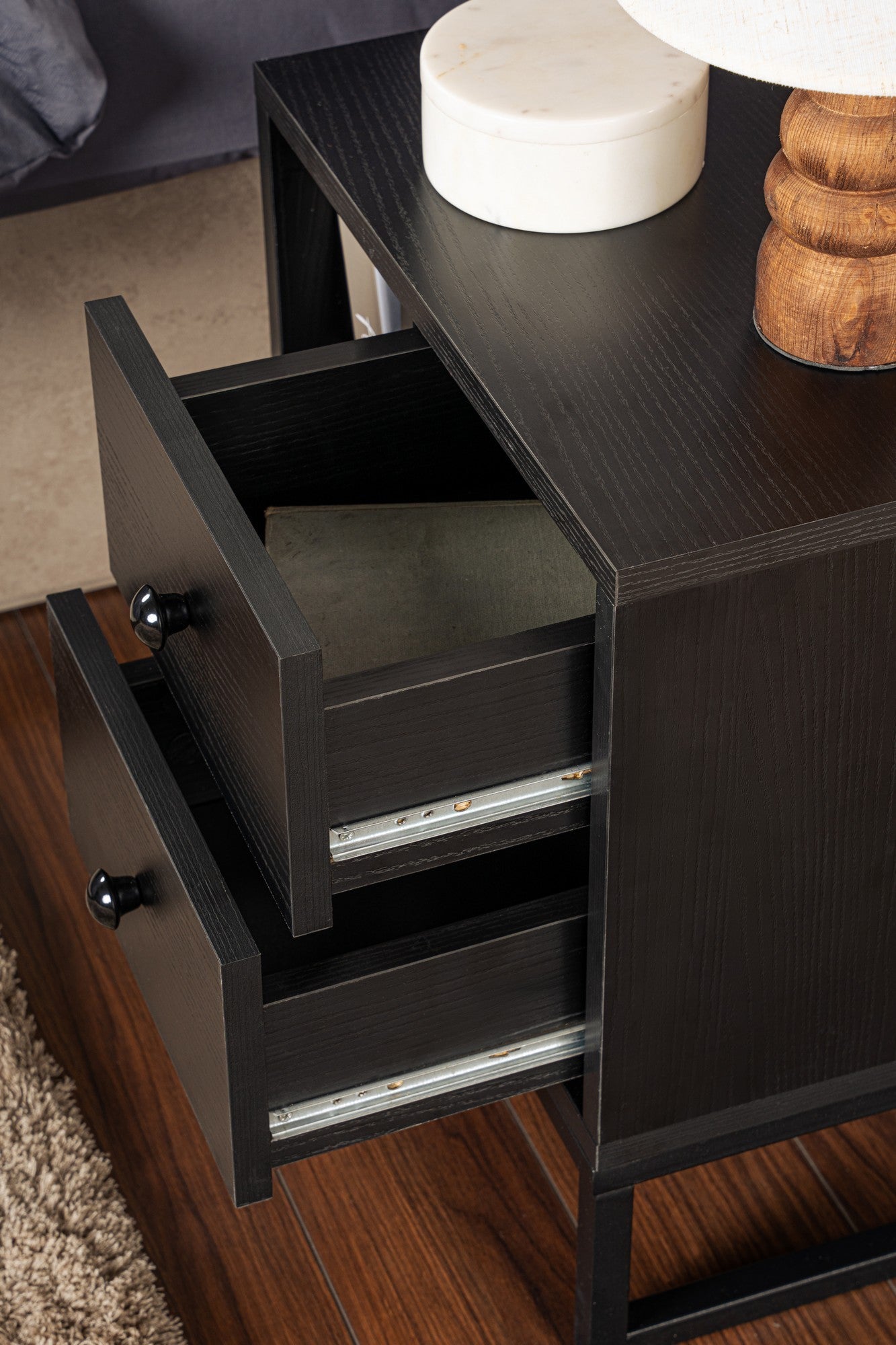 Mesa de cabeceira elegante com pernas de metal, acabamento em madeira preta, 45,2 x 50 x 29,5 cm | Painel de partículas 100% revestido em melamina, 18 mm de espessura | Design moderno e funcional