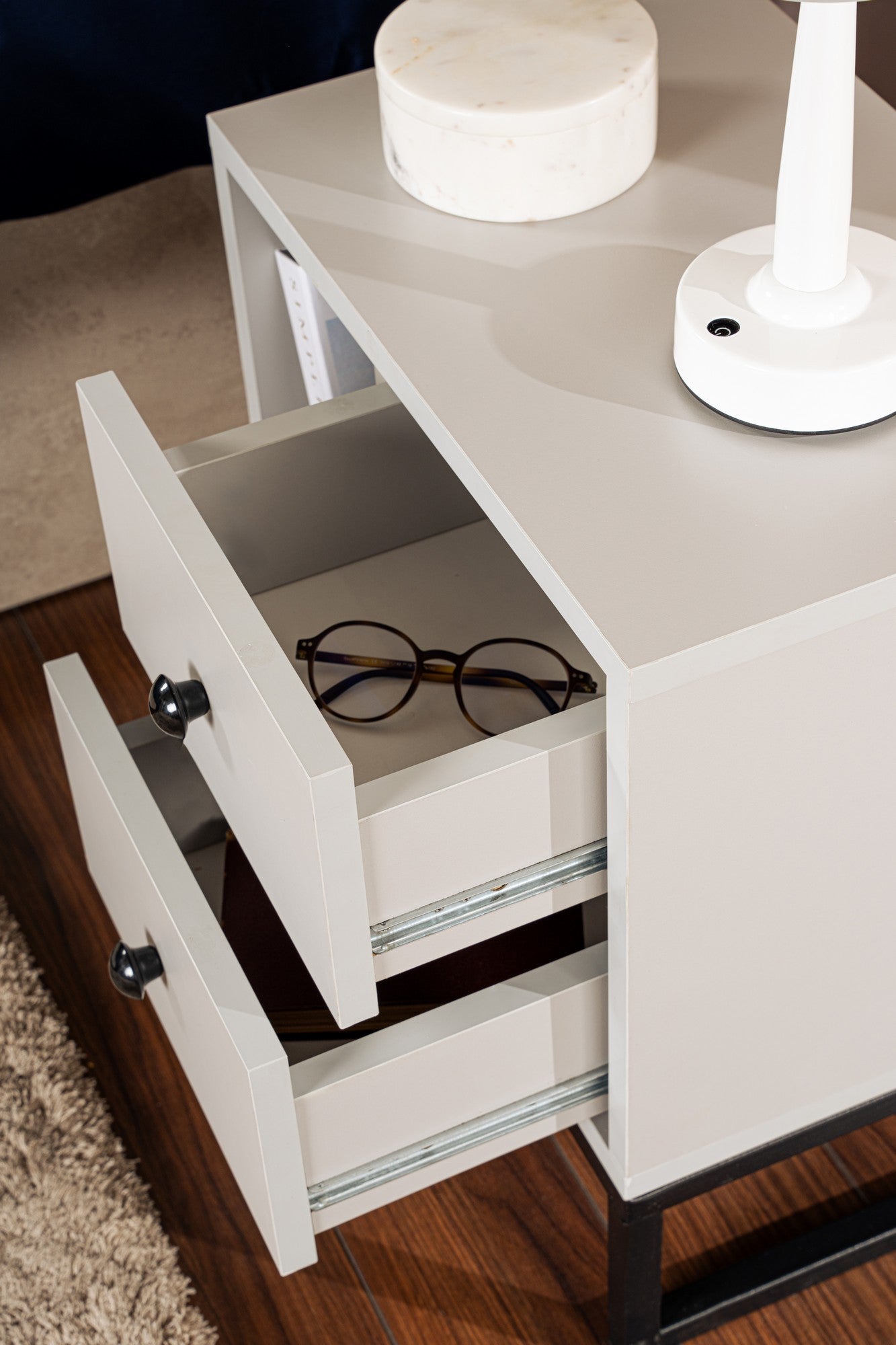 Mesa de Cabeceira Elegante com Pés de Metal, Cinza e Preto, 45,2 x 50 x 29,5 cm | Painel de Partículas 100% Revestido com Melamina, 18 mm de Espessura | Design Moderno para Quarto