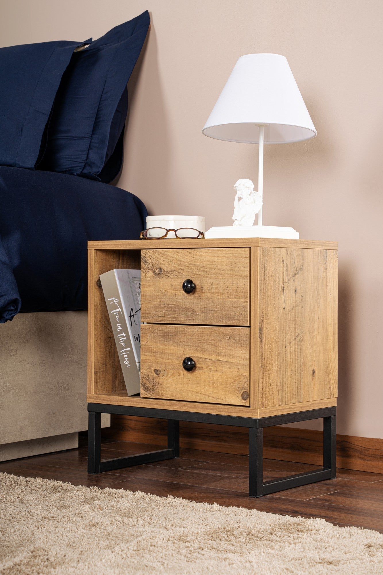 Mesa de Cabeceira Elegante com Pés de Metal, Pinho Atlântico e Preto, 45,2 x 50 x 29,5 cm | Painel de Partículas 100% Revestido com Melamina, 18 mm de Espessura | Design Moderno para Quarto