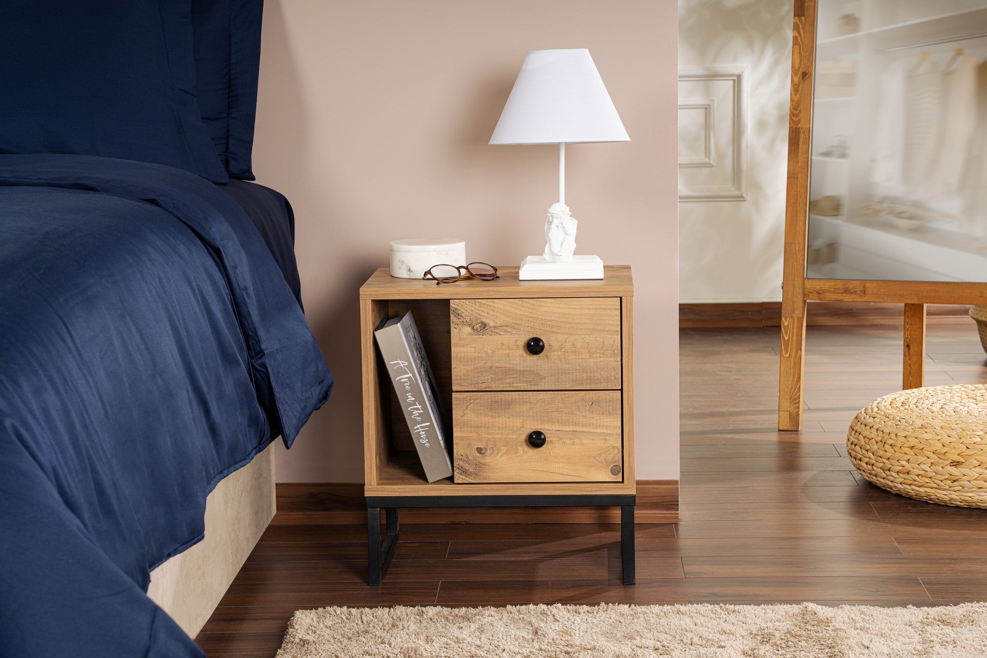 Mesa de Cabeceira Elegante com Pés de Metal, Pinho Atlântico e Preto, 45,2 x 50 x 29,5 cm | Painel de Partículas 100% Revestido com Melamina, 18 mm de Espessura | Design Moderno para Quarto