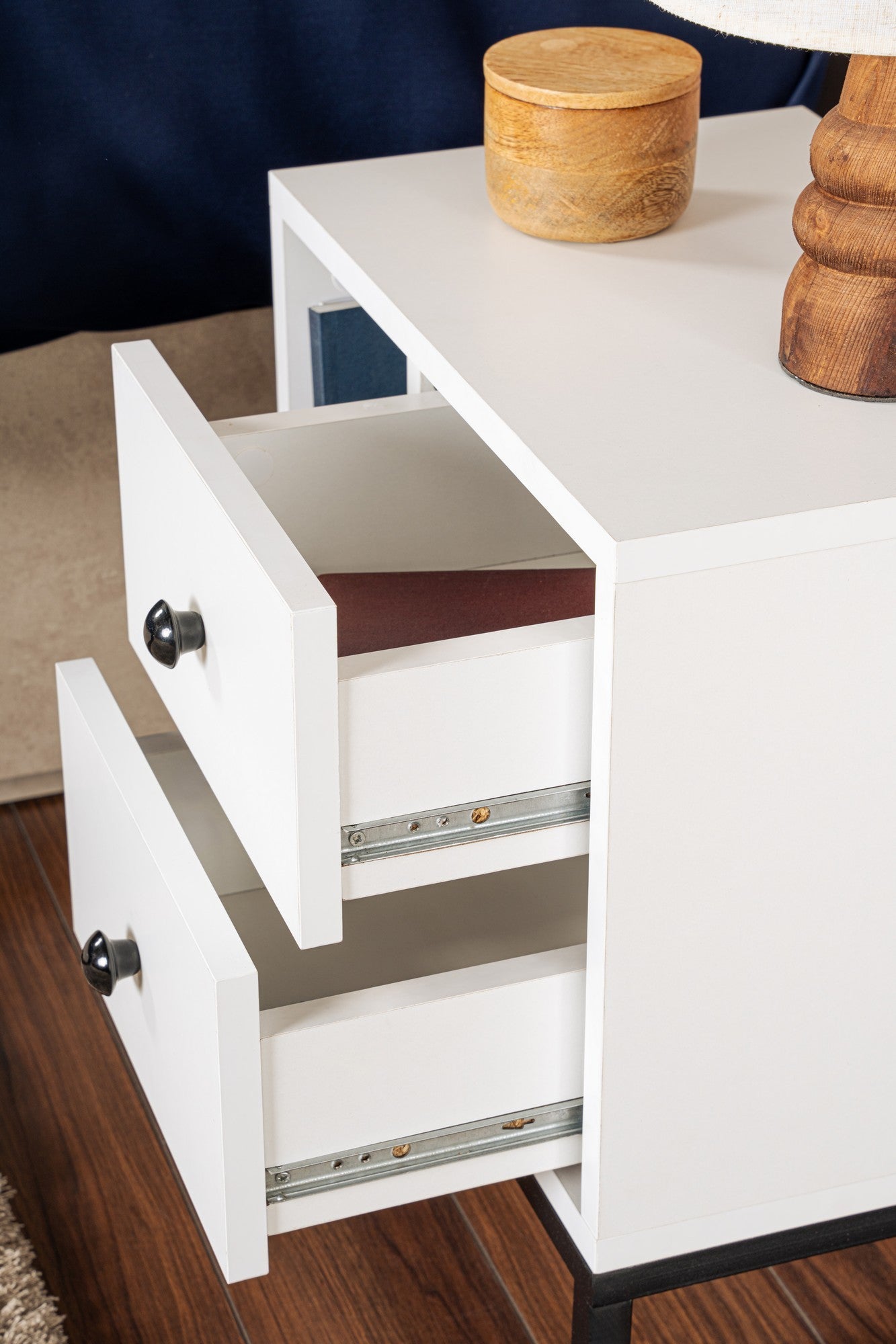 Mesa de Cabeceira Elegante com Pés de Metal, Branca e Preta, 45,2 x 50 x 29,5 cm | Painel de Partículas 100% Revestido em Melamina, 18 mm de Espessura | Design Moderno para Quarto