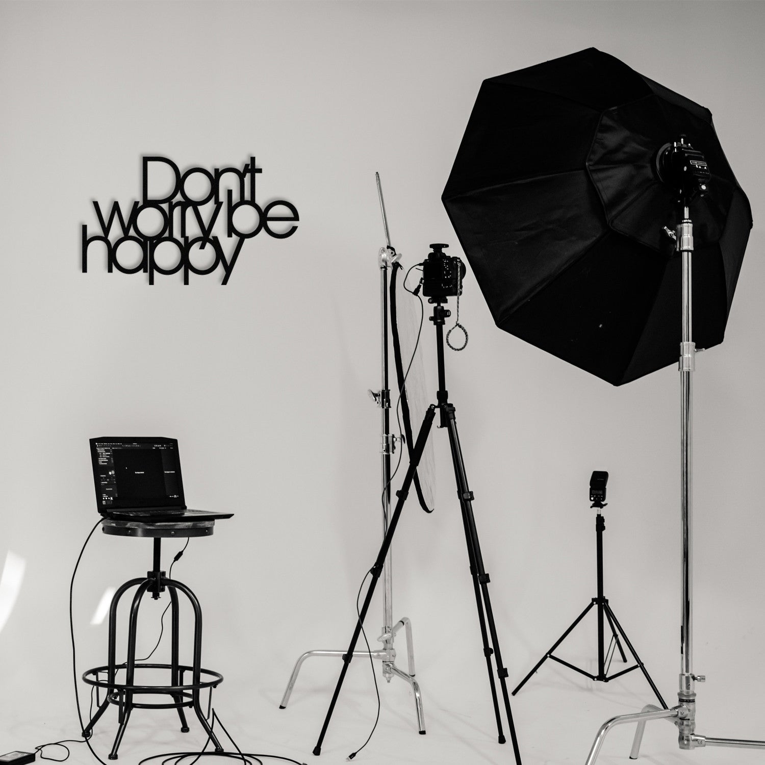 Decoração de Parede em Metal “Don’t Worry Be Happy” – Preto, 50x30 cm