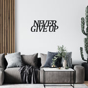 Decoração de Parede em Metal “Never Give Up” – Preto, 50x20 cm (100% metal)