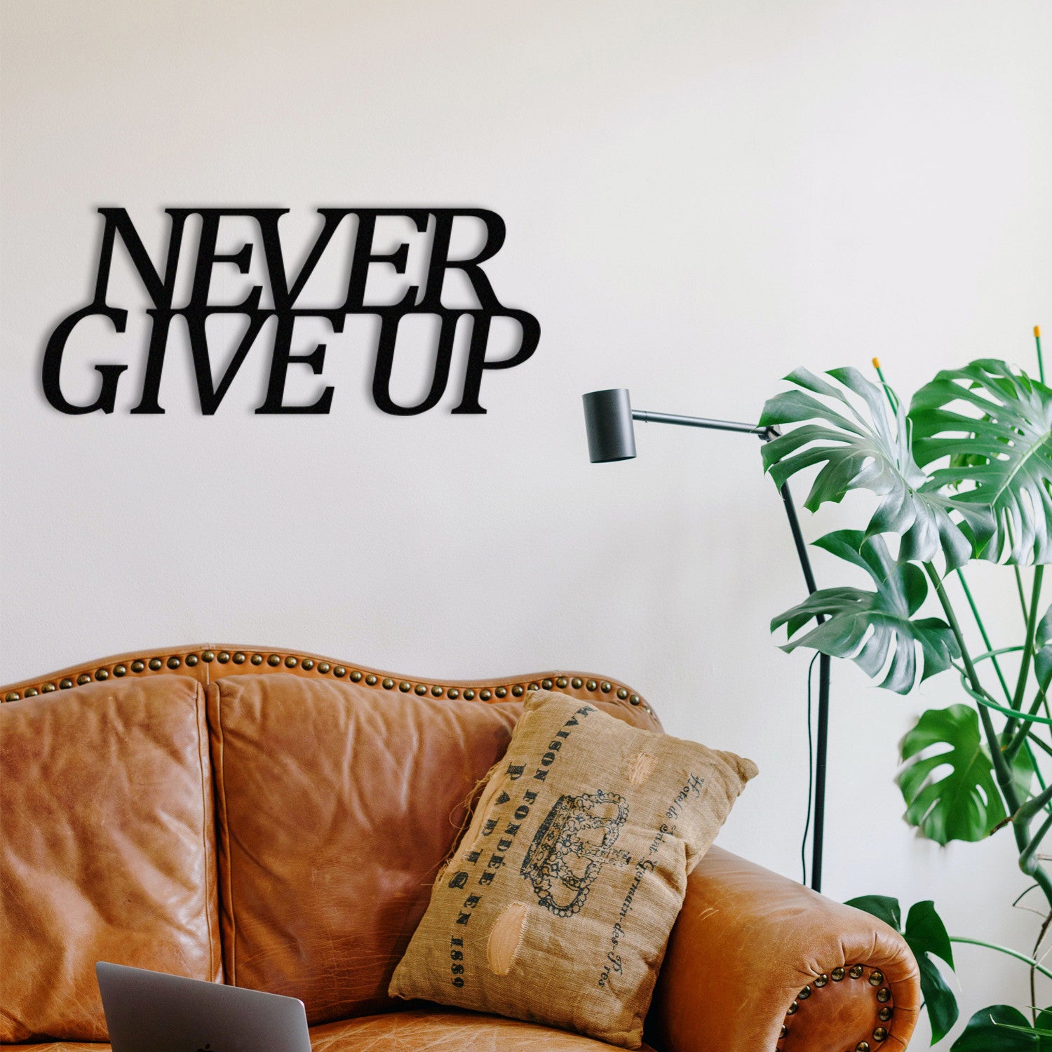 Decoração de Parede em Metal “Never Give Up” – Preto, 50x20 cm (100% metal)