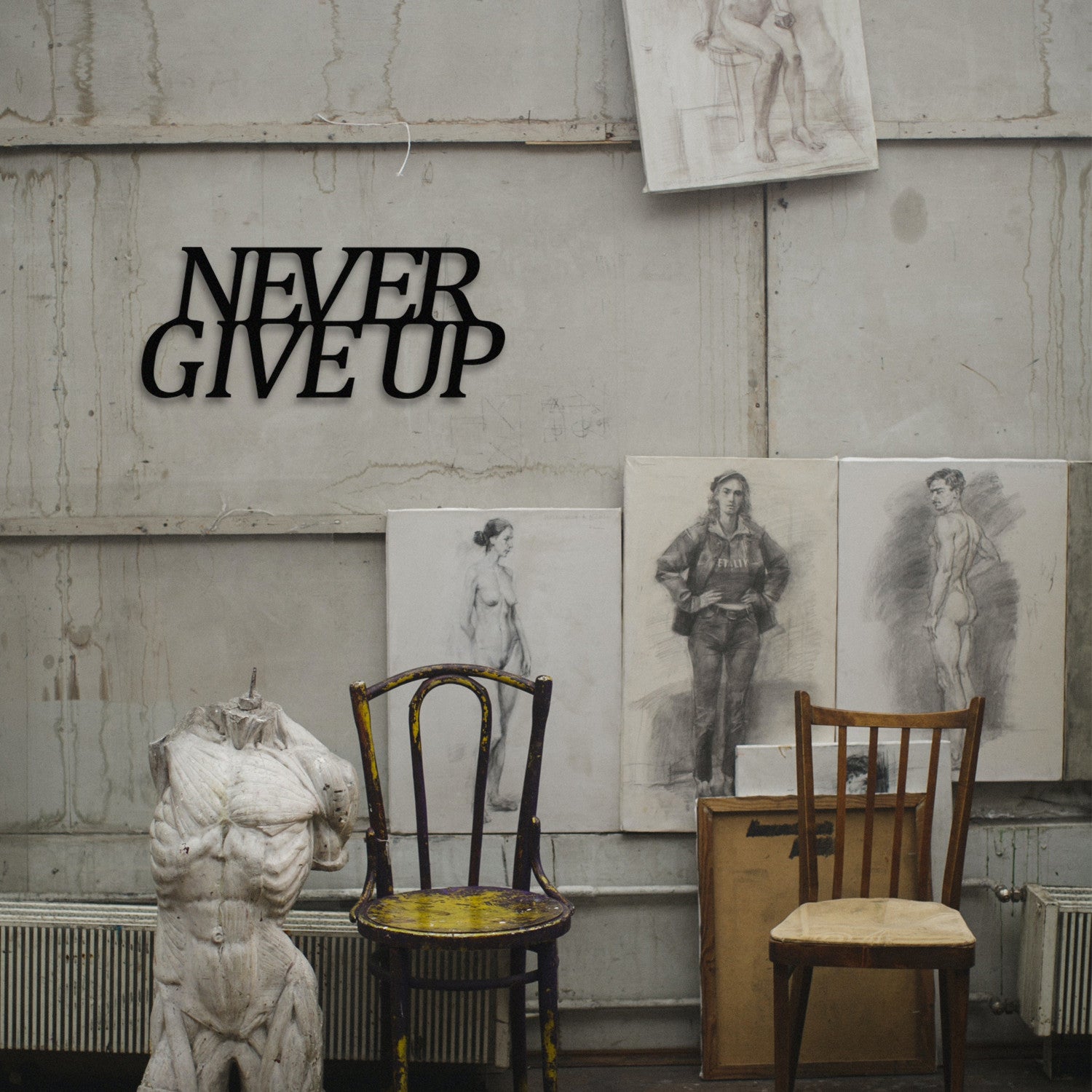 Decoração de Parede em Metal “Never Give Up” – Preto, 50x20 cm (100% metal)