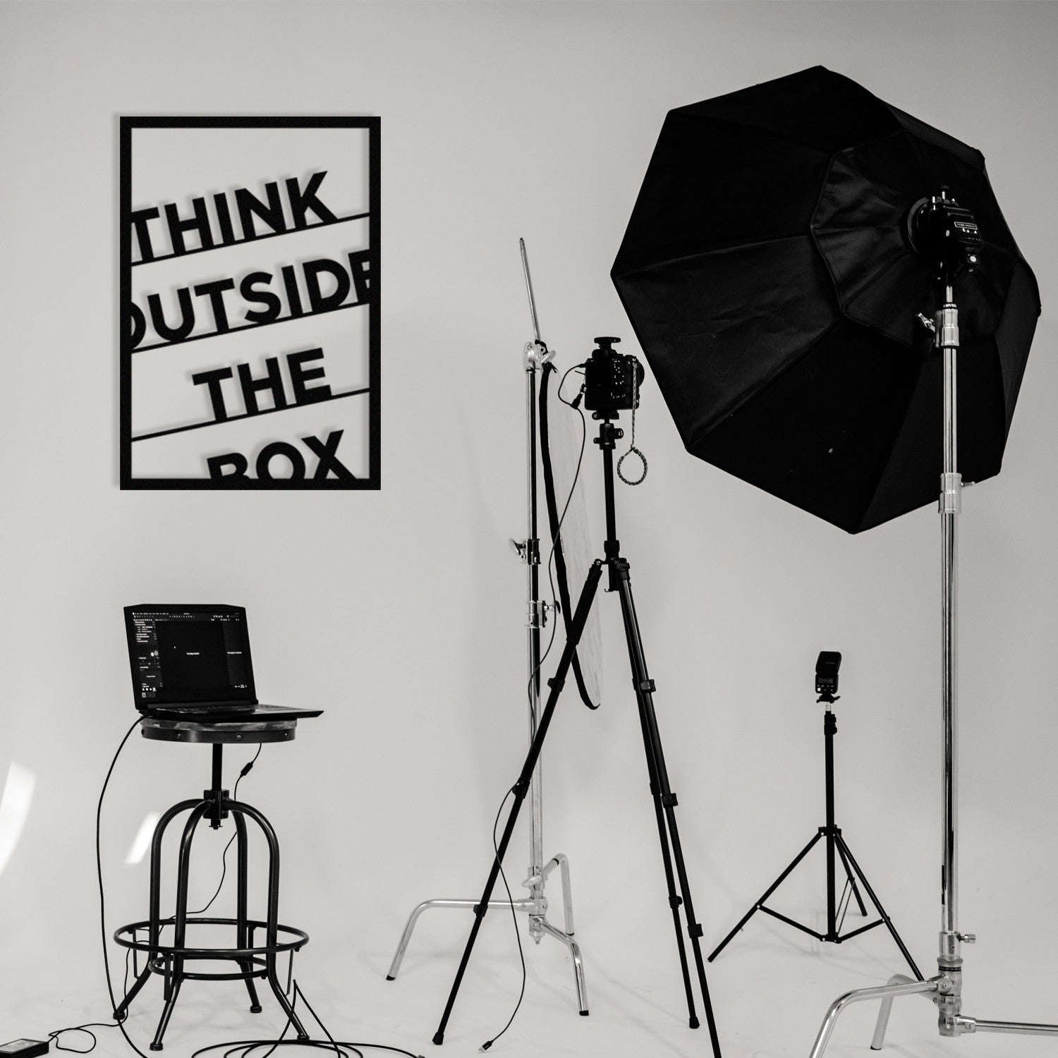 Quadro Metálico "Think Outside The Box" – Preto, 50x70 cm | Decoração de Parede Moderna