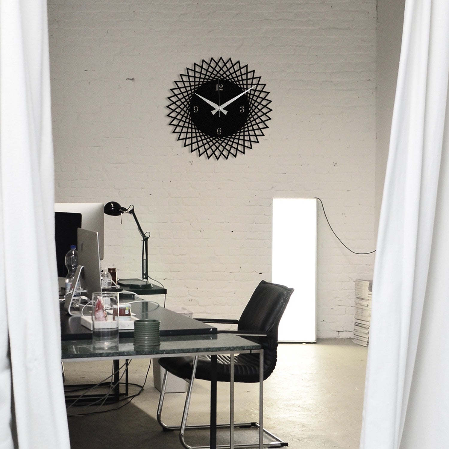 Enzoclock S026 — Relógio de Parede Decorativo em Metal Preto 48x48 cm, 100% metal, funciona com 1 pilha AA (não incluída)