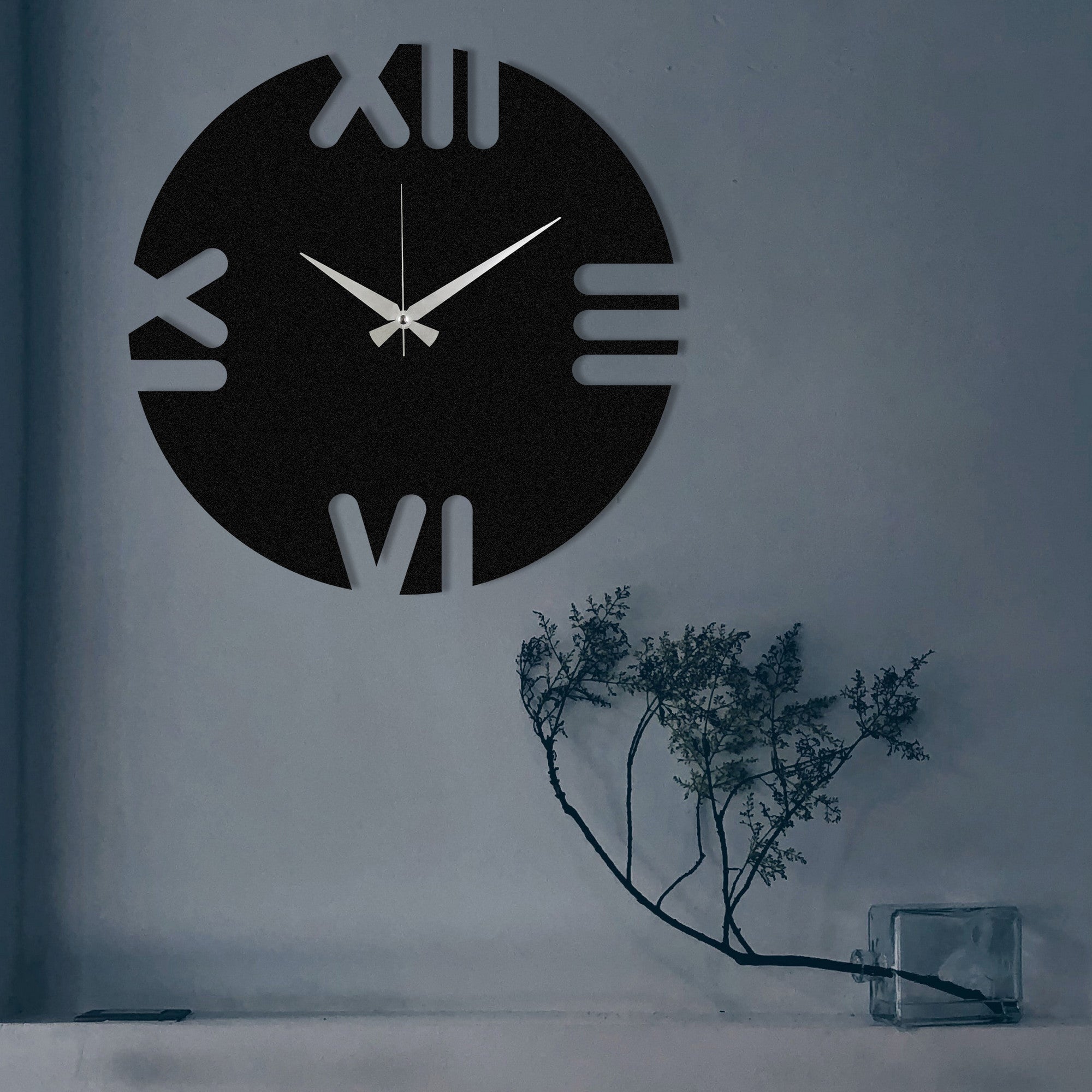 Relógio de Parede Decorativo em Metal Leon – Preto, 48x48 cm, 100% metal (1,2 mm), funciona com 1 pilha AA (não incluída)