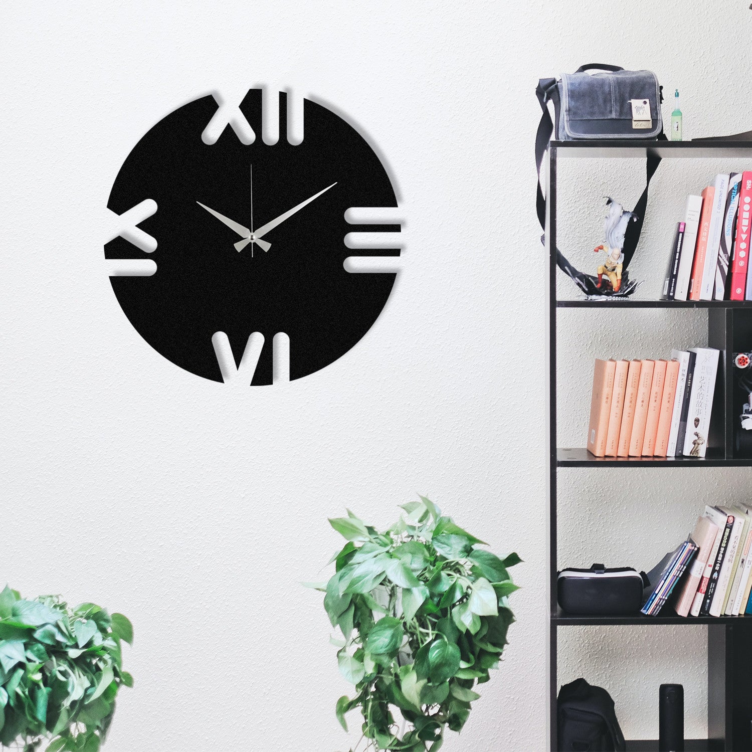 Relógio de Parede Decorativo em Metal Leon – Preto, 48x48 cm, 100% metal (1,2 mm), funciona com 1 pilha AA (não incluída)