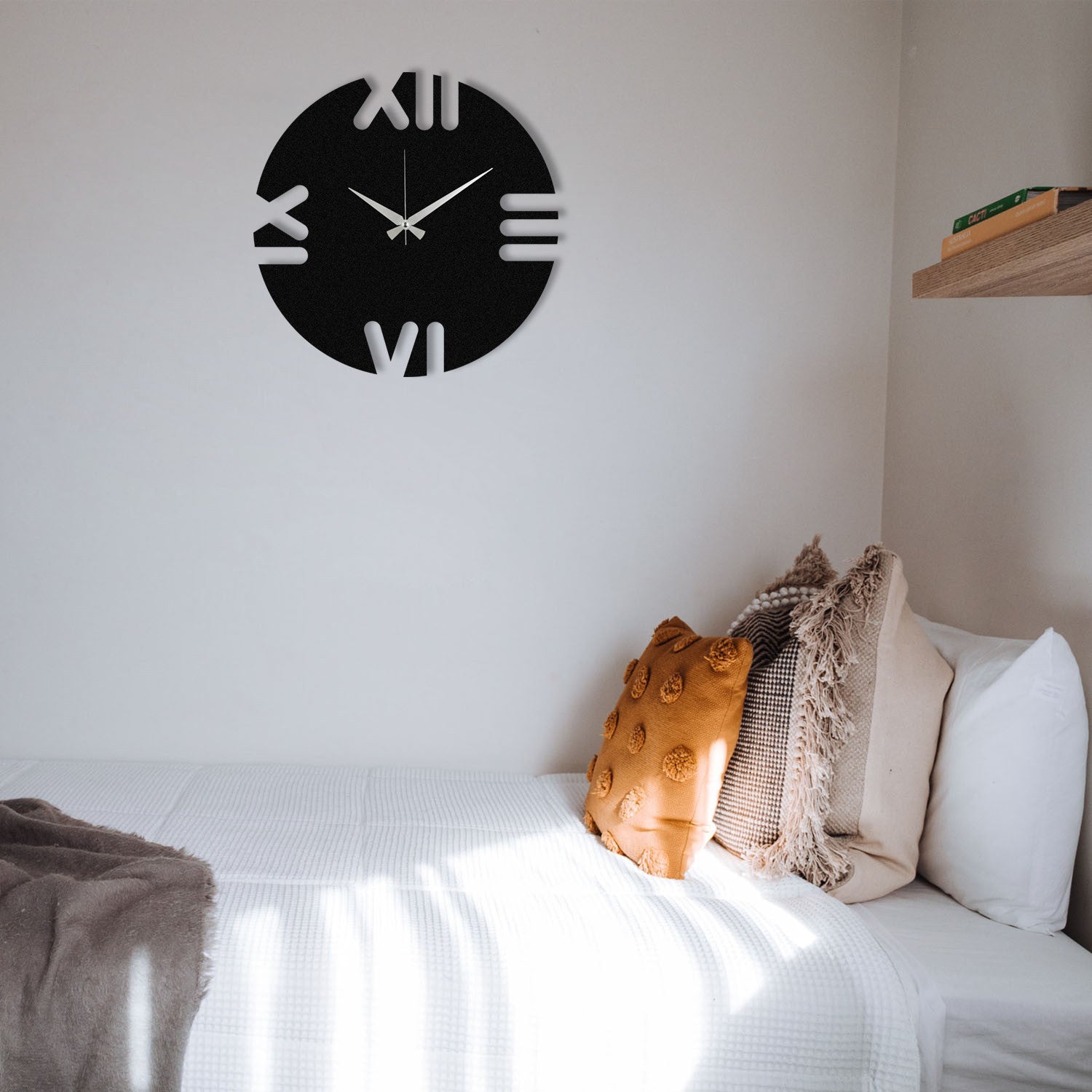Relógio de Parede Decorativo em Metal Leon – Preto, 48x48 cm, 100% metal (1,2 mm), funciona com 1 pilha AA (não incluída)