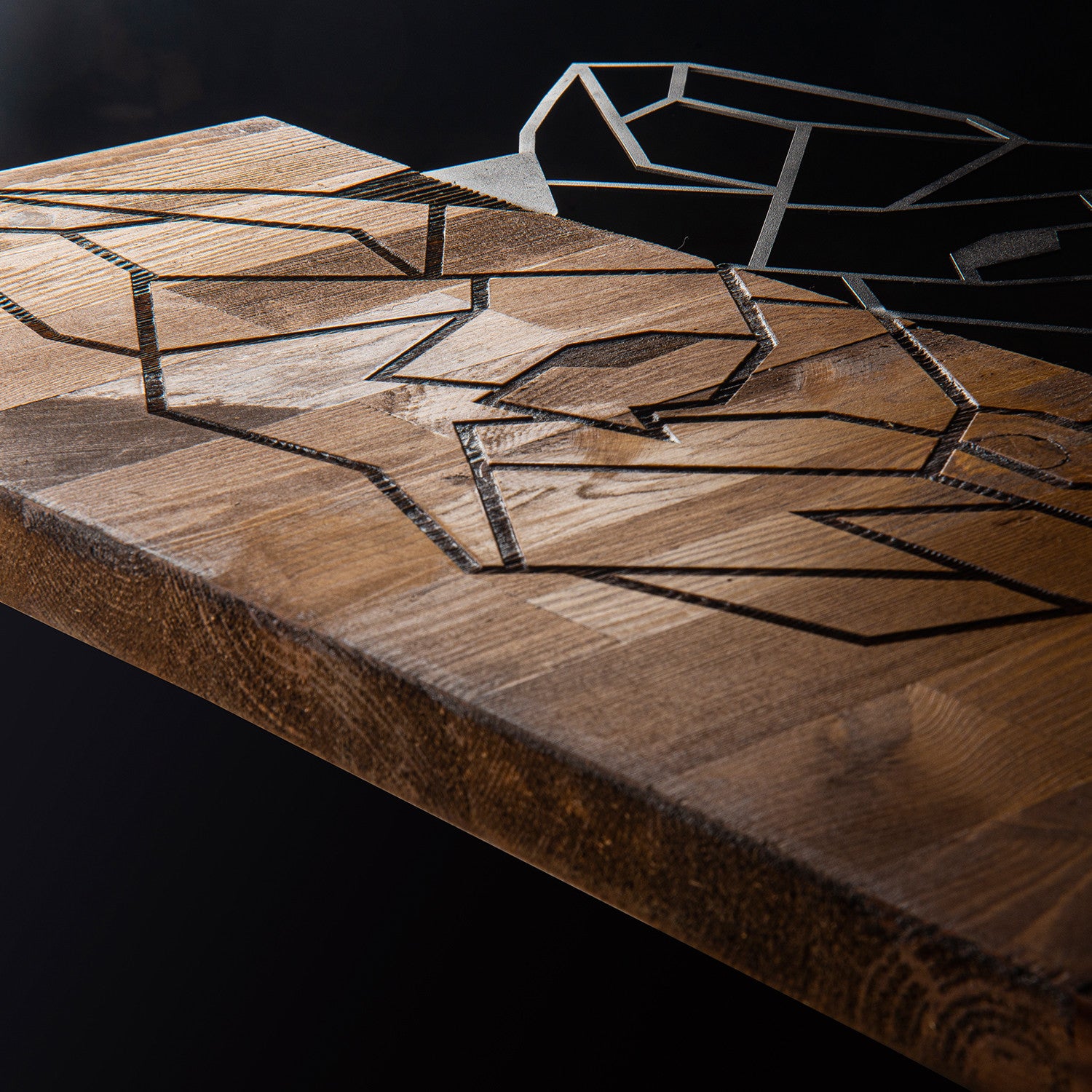 Painel Decorativo de Parede Wolf1 — Lobo em Metal Preto com Moldura de Madeira Nogueira, 45,5 x 58 cm