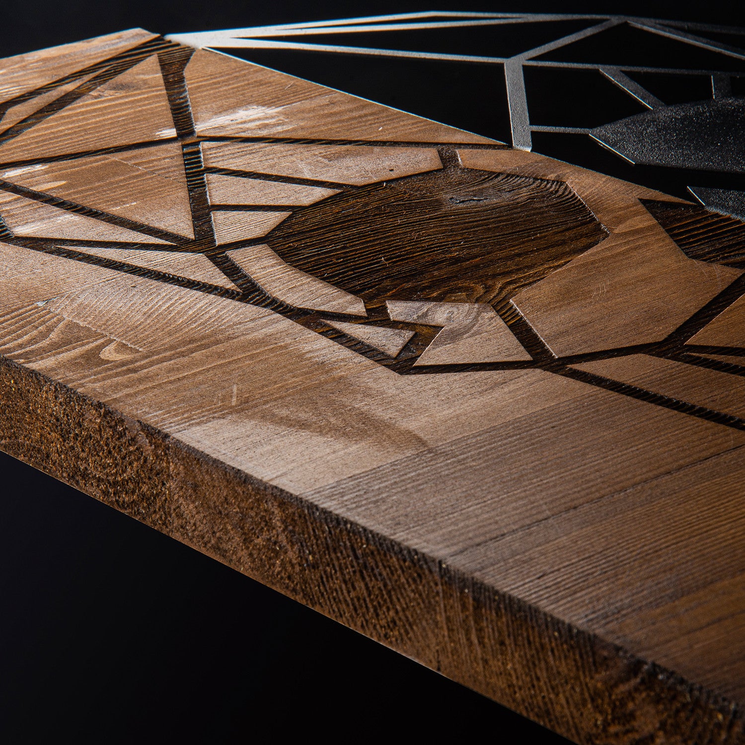 Decoração de Parede Caveira em Metal Preto com Moldura em Nogueira – 44 x 58 cm