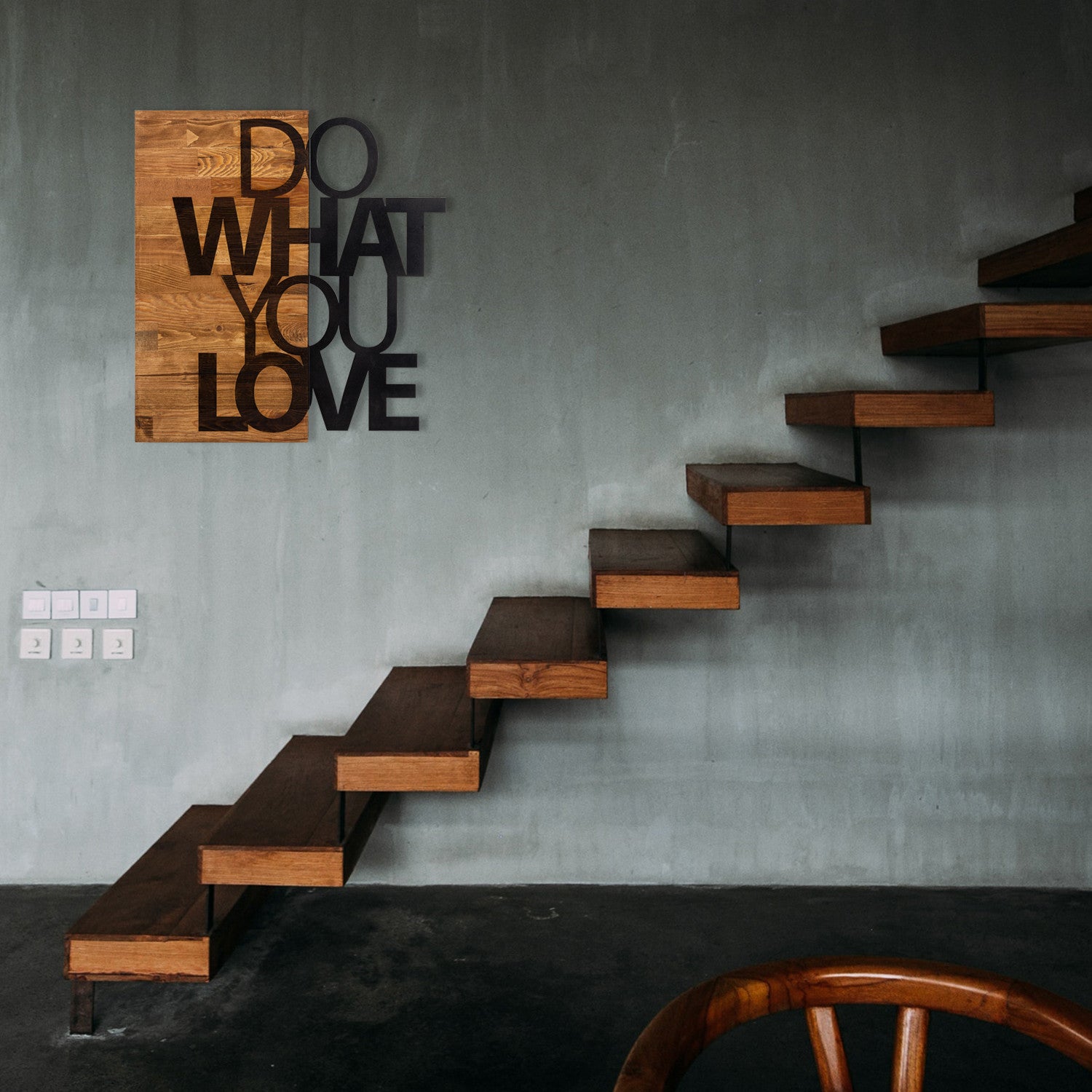 Quadro de Parede “Do What You Love” em Metal Preto com Moldura em Nogueira, 54 x 58 cm
