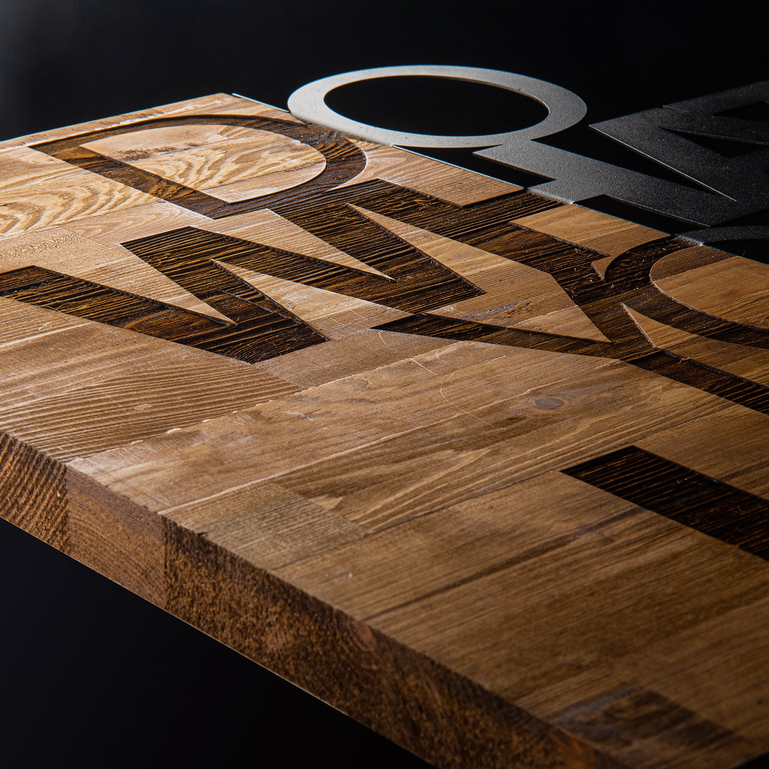 Quadro de Parede “Do What You Love” em Metal Preto com Moldura em Nogueira, 54 x 58 cm