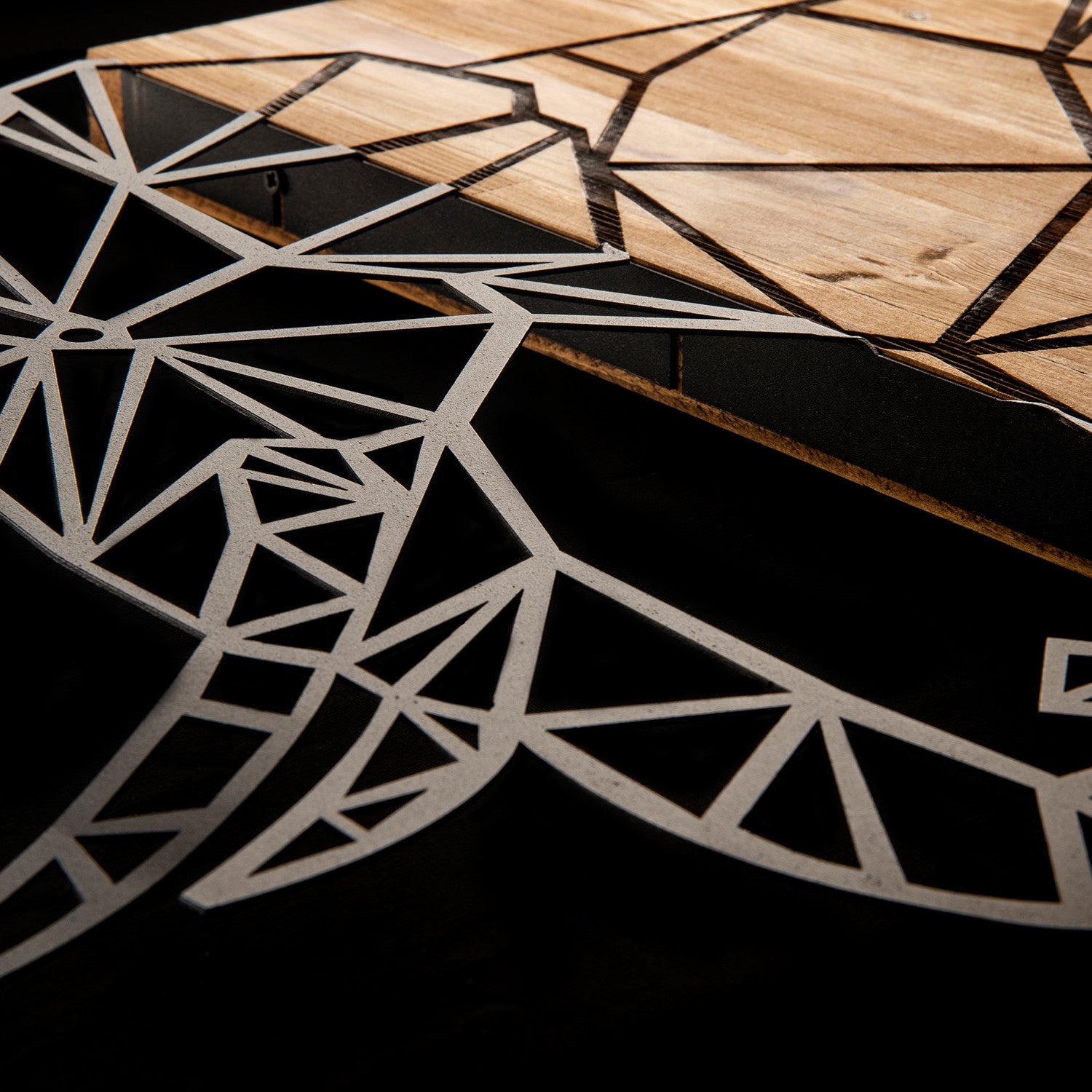 Ulu Fil — Acessório Decorativo de Parede em Metal Preto com Moldura em Nogueira, 82 x 58 cm (Ref. 279ENZ1764)