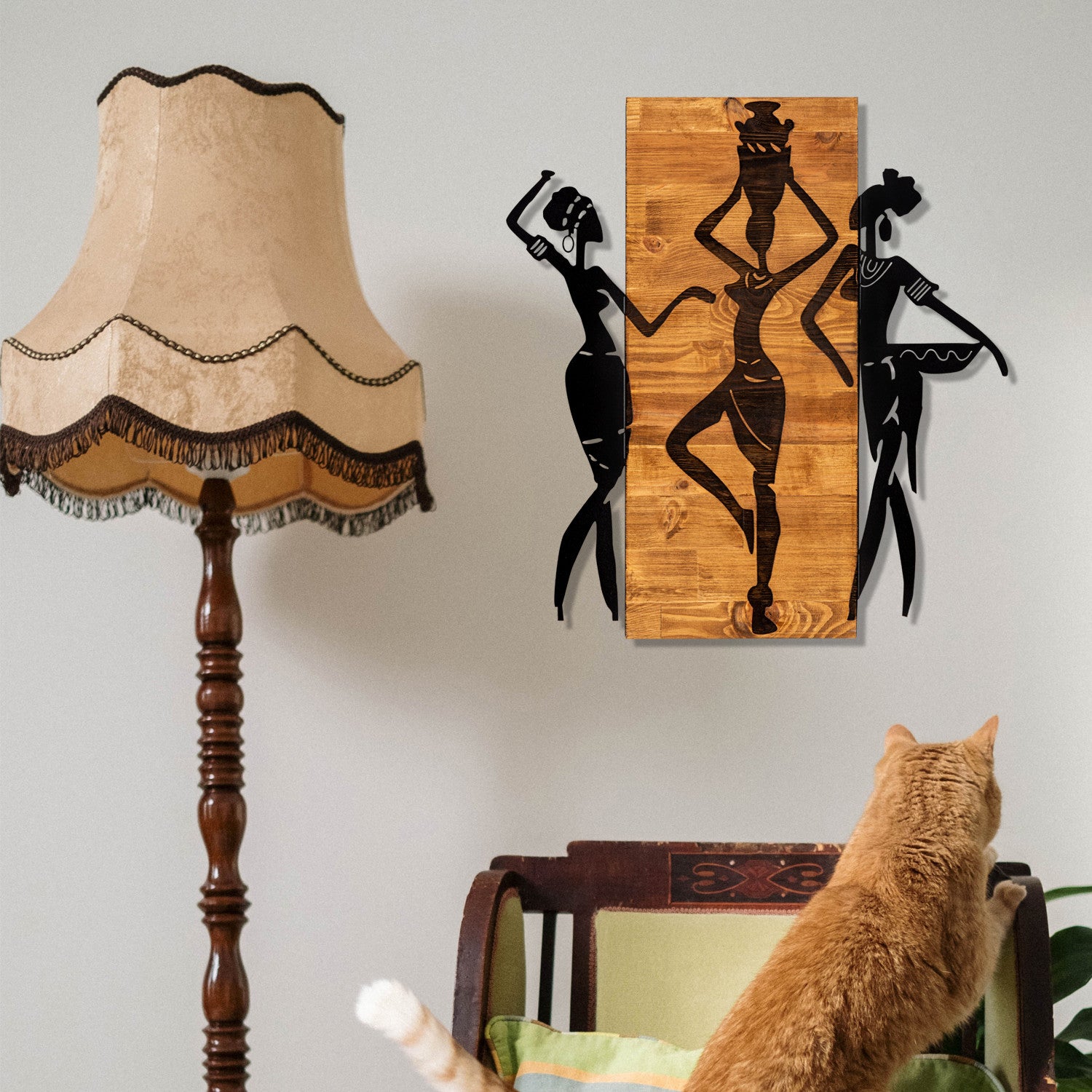 Afrikan — Acessório de Parede Decorativo em Metal Preto com Moldura em Nogueira (3 cm), 54 x 58 cm