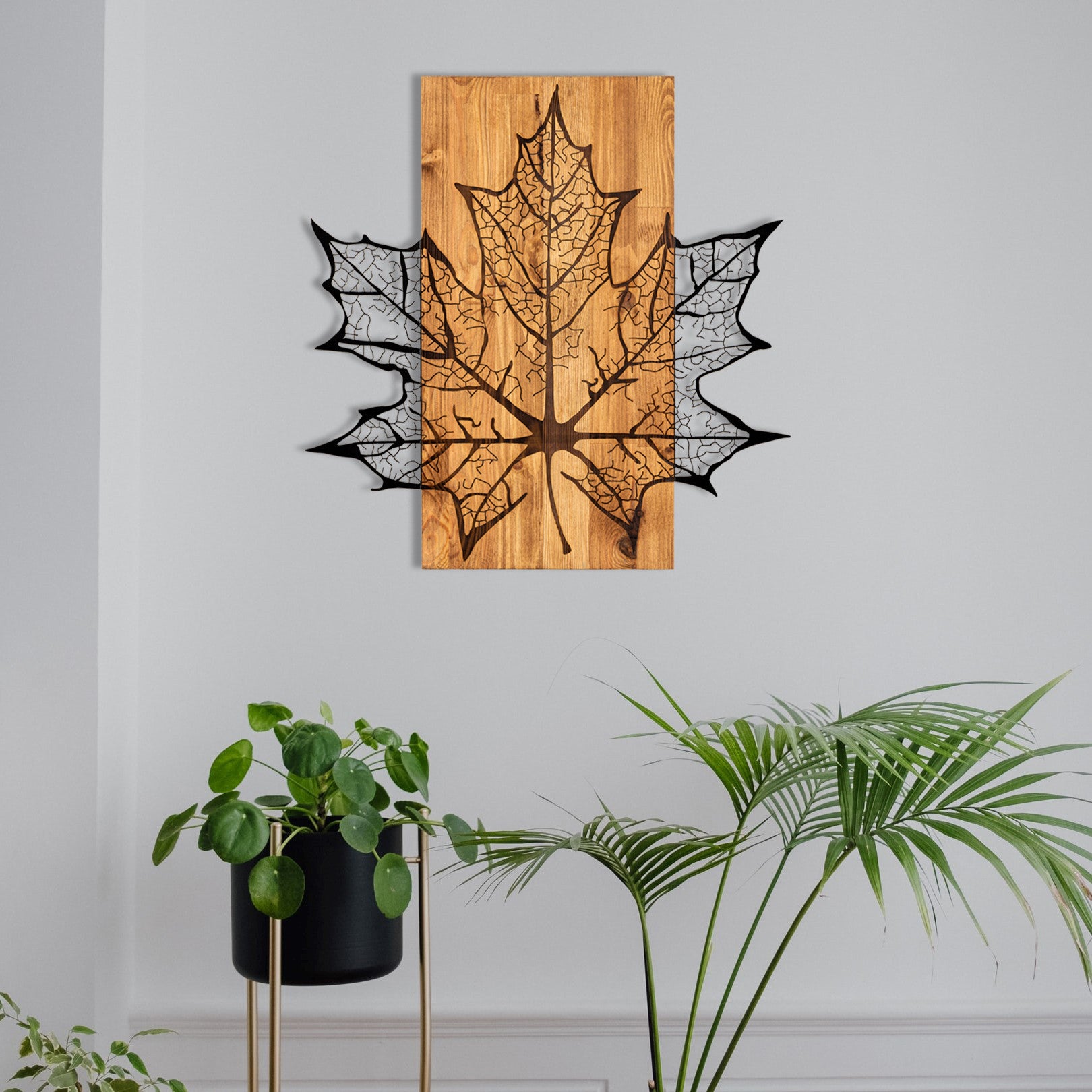 Hare – Acessório Decorativo de Parede em Metal (1,2 mm) com Moldura de Madeira Nogueira, Preto, 56 x 58 cm