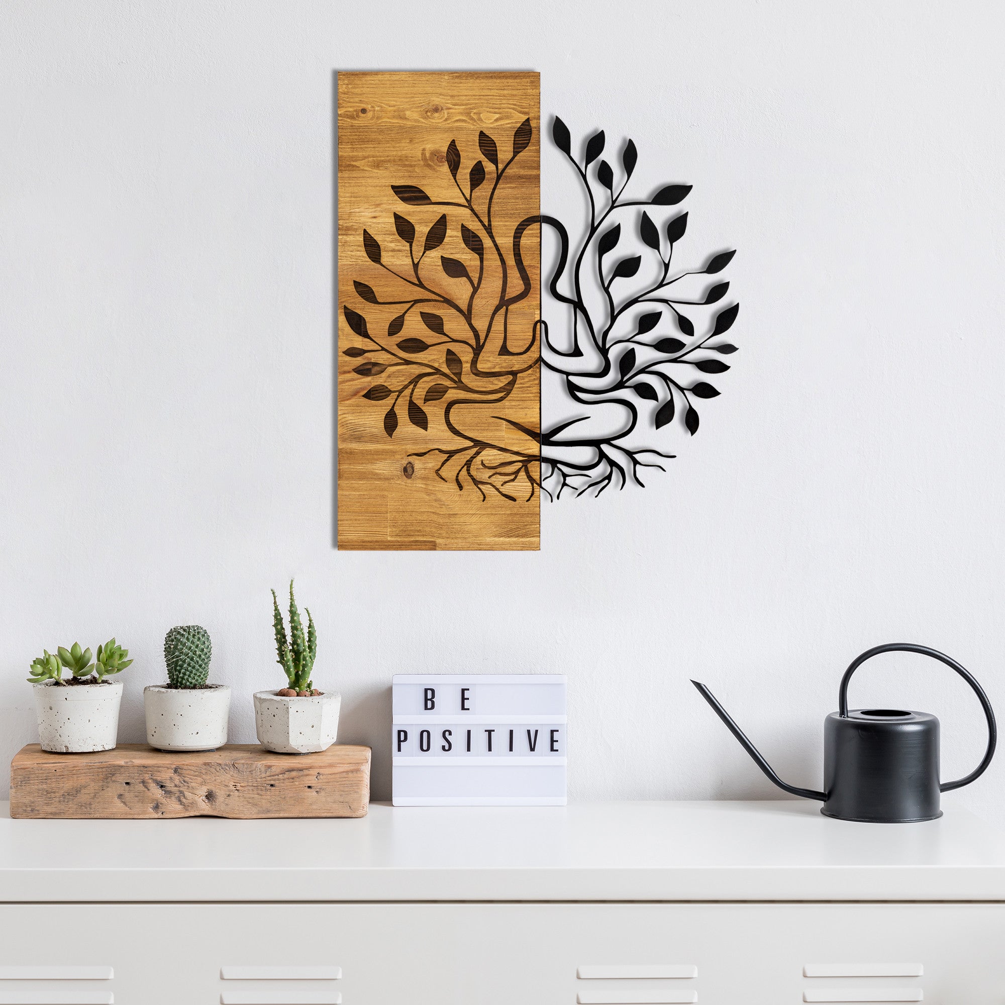 Painel Decorativo de Parede Lina — Metal Preto com Moldura em Nogueira, 48 x 58 cm