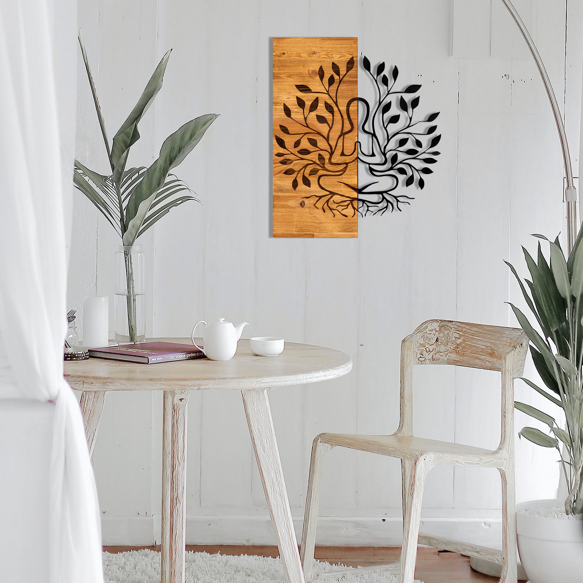 Painel Decorativo de Parede Lina — Metal Preto com Moldura em Nogueira, 48 x 58 cm