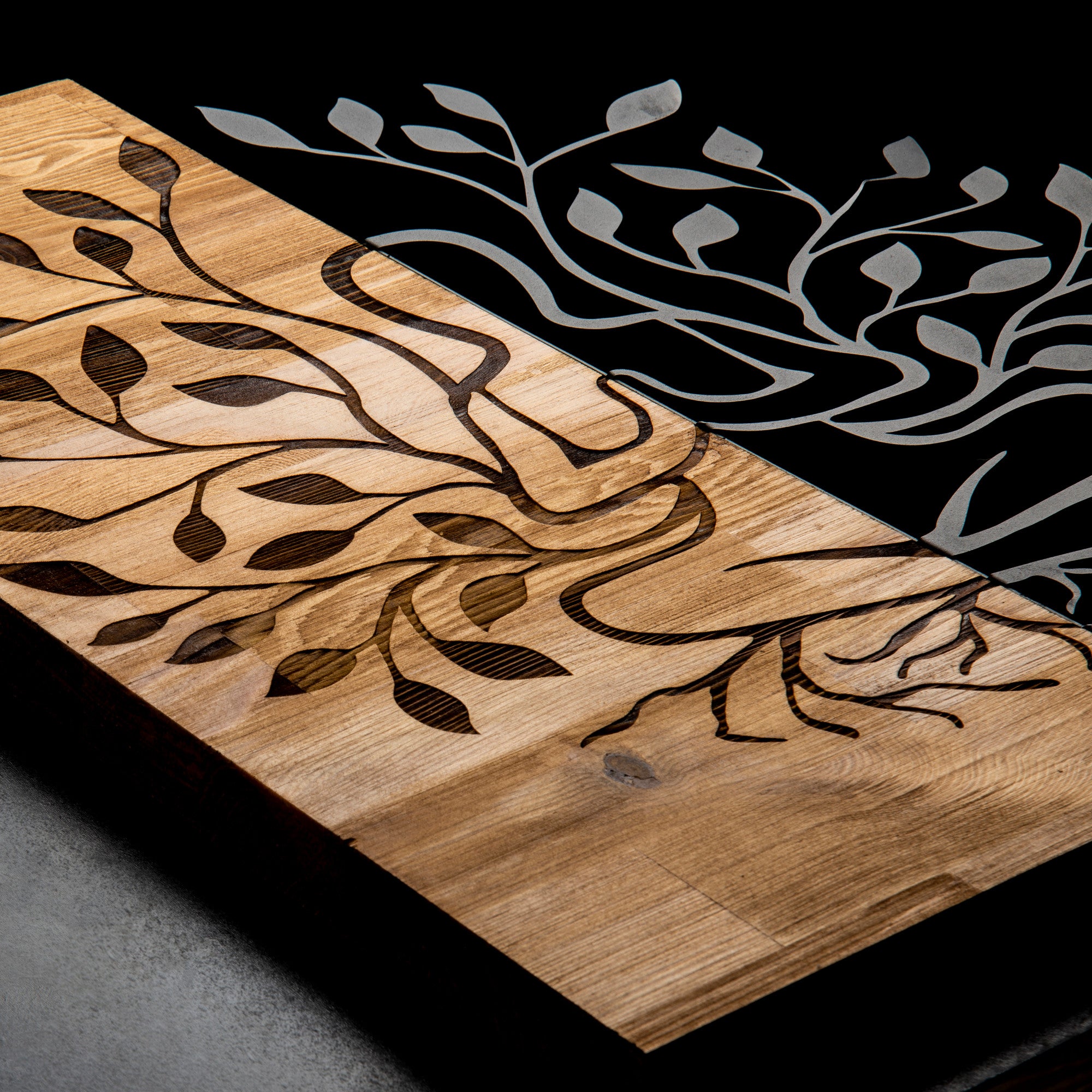 Painel Decorativo de Parede Lina — Metal Preto com Moldura em Nogueira, 48 x 58 cm