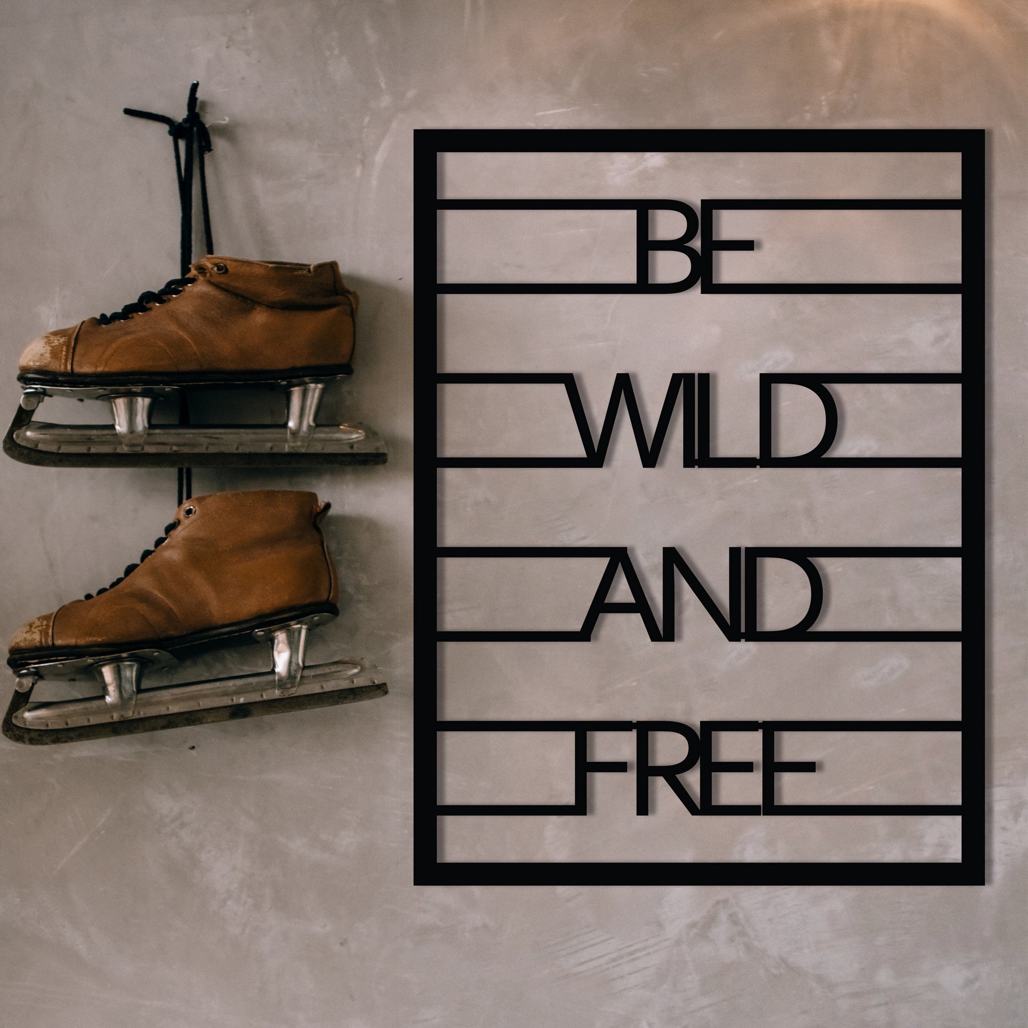 Quadro Decorativo de Parede em Metal "Be Wild And Free" - Preto, 40 x 52 cm