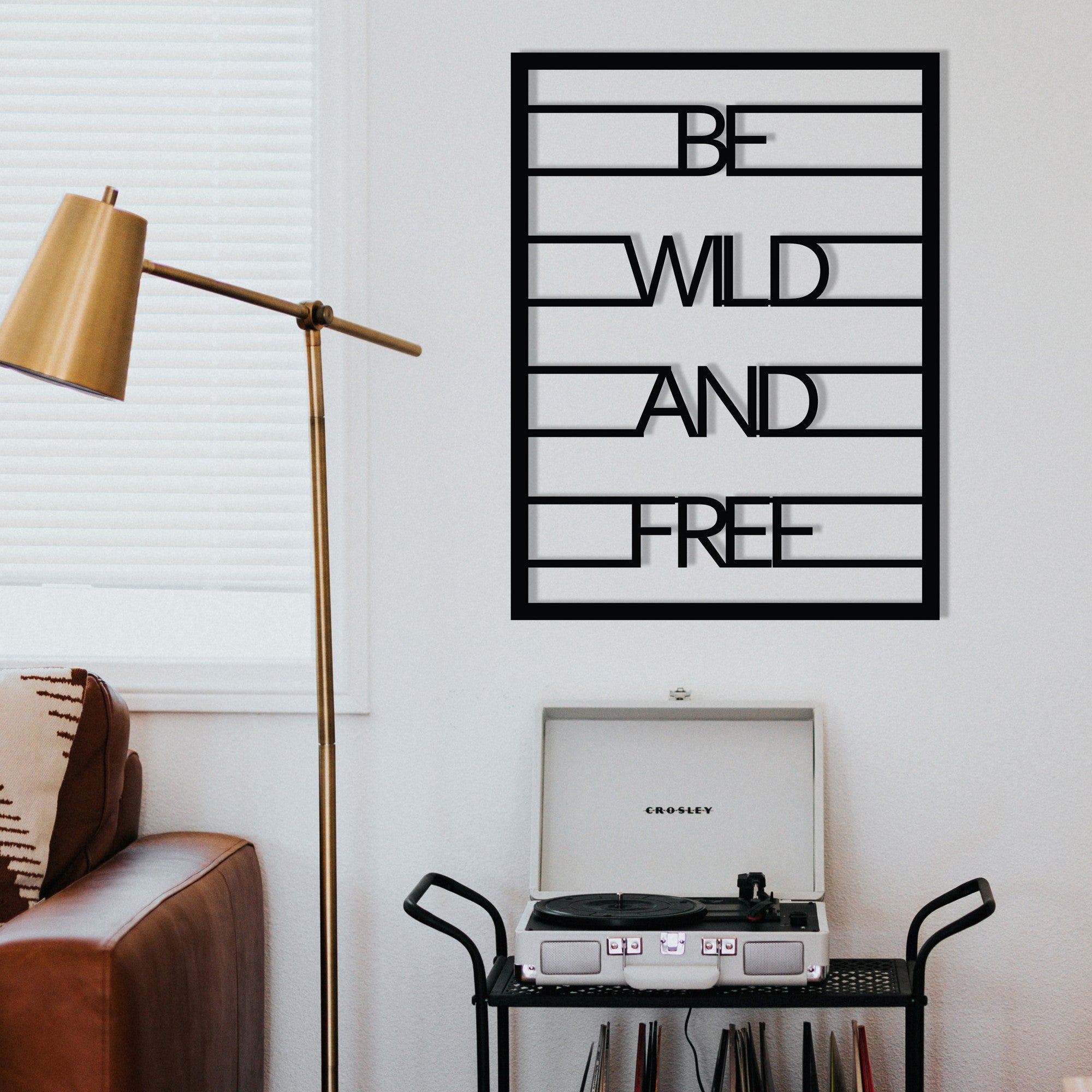 Quadro Decorativo de Parede em Metal "Be Wild And Free" - Preto, 40 x 52 cm