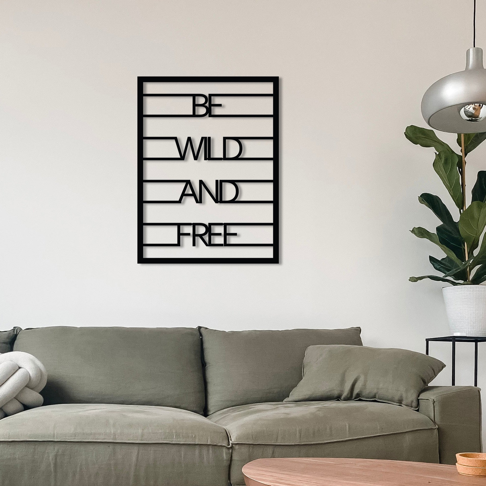Quadro Decorativo de Parede em Metal "Be Wild And Free" - Preto, 40 x 52 cm