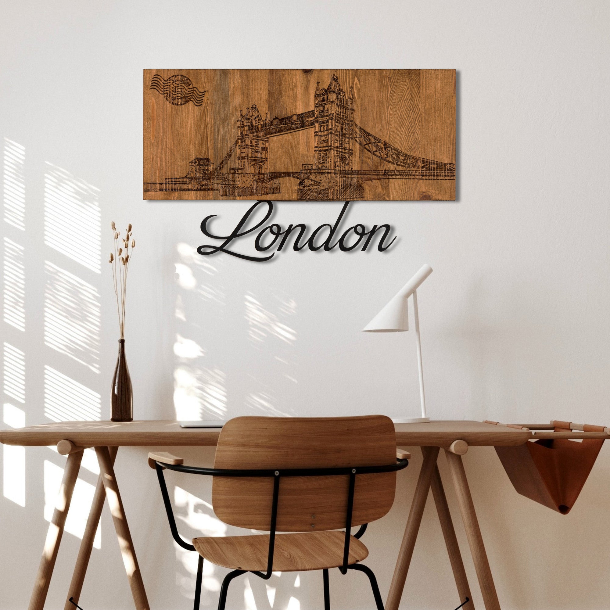 London – Arte de Parede em Metal Preto com Moldura em Madeira de Nogueira, 58 x 35 cm