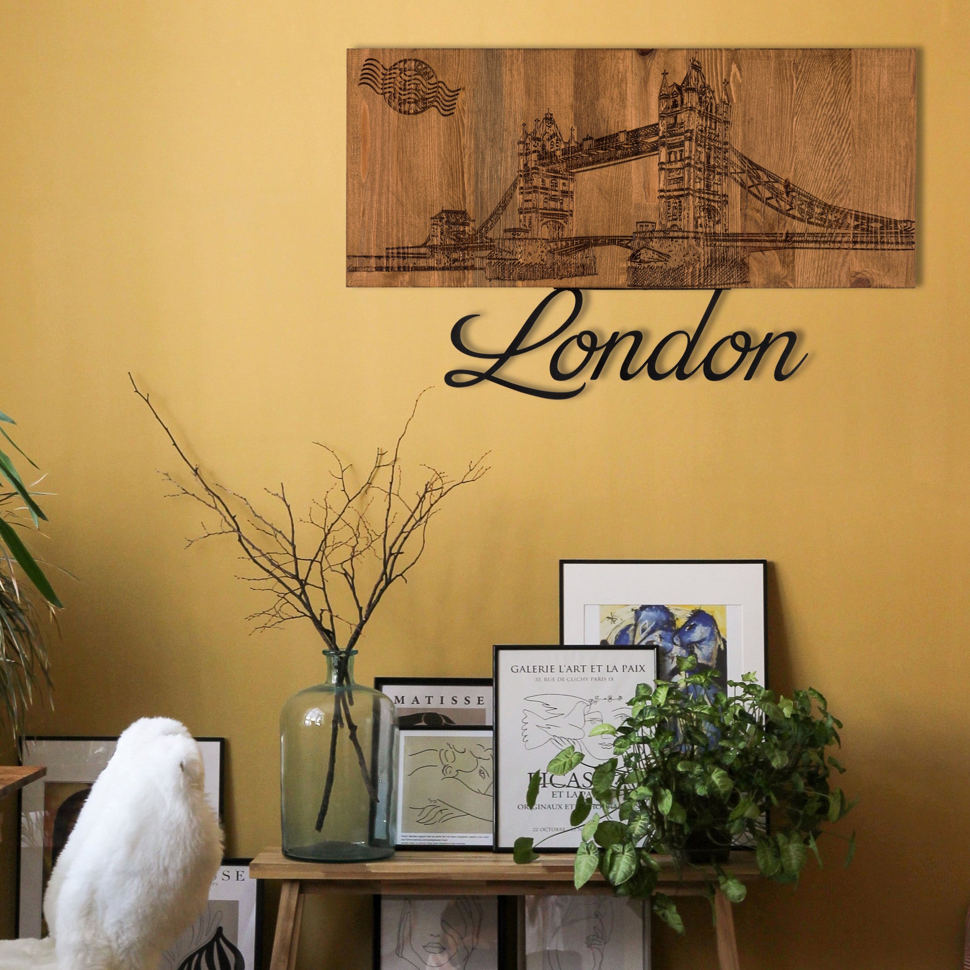 London – Arte de Parede em Metal Preto com Moldura em Madeira de Nogueira, 58 x 35 cm