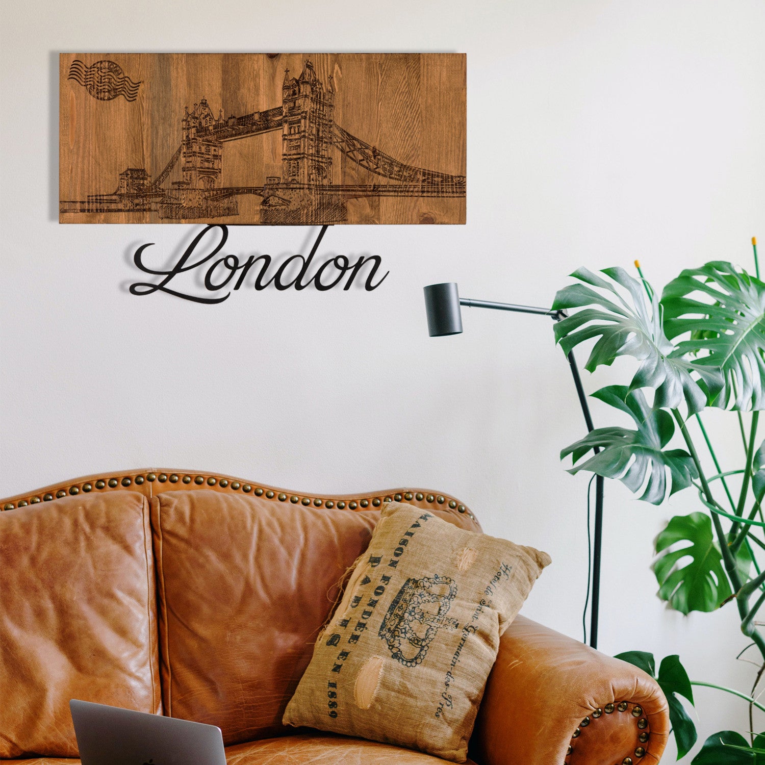 London – Arte de Parede em Metal Preto com Moldura em Madeira de Nogueira, 58 x 35 cm