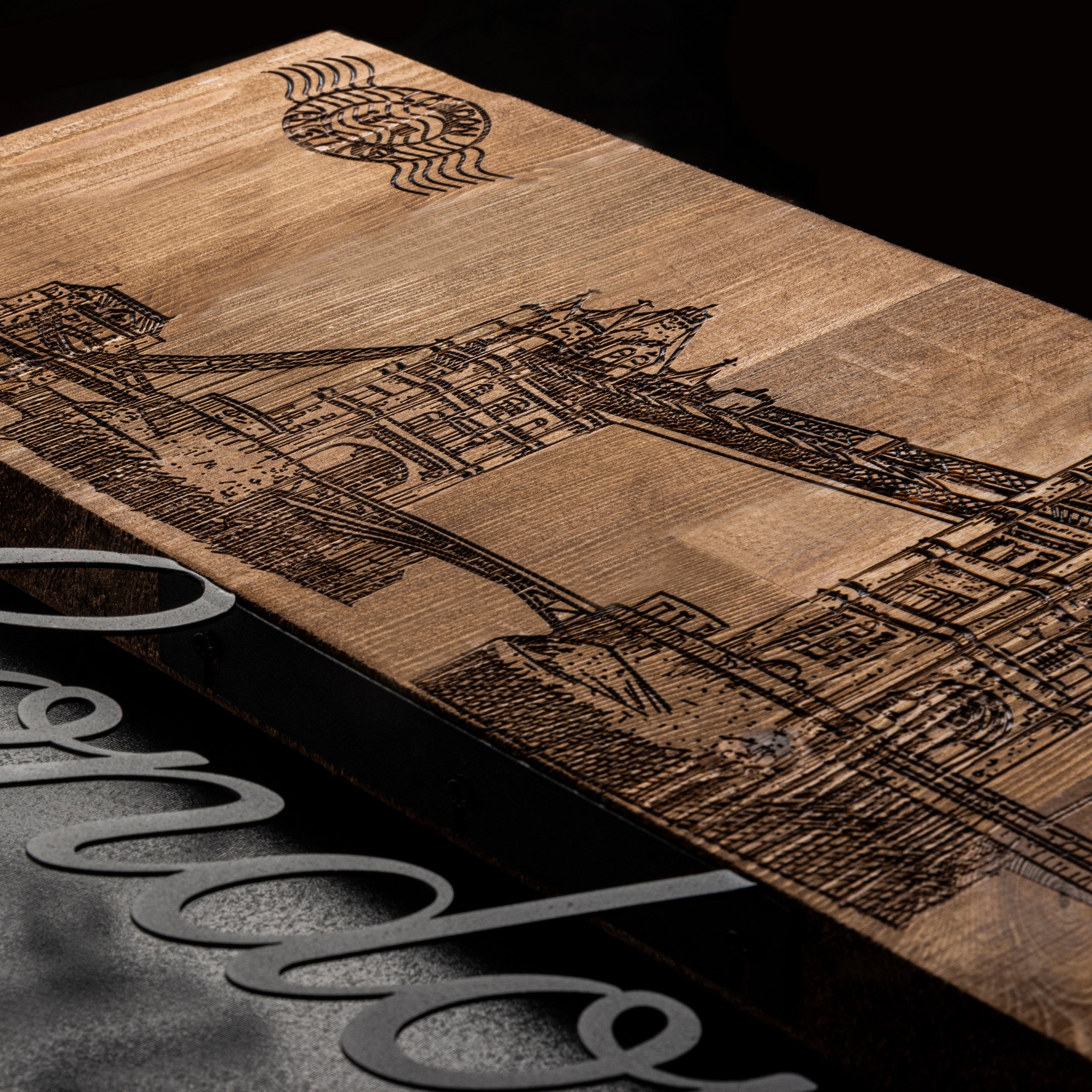 London – Arte de Parede em Metal Preto com Moldura em Madeira de Nogueira, 58 x 35 cm