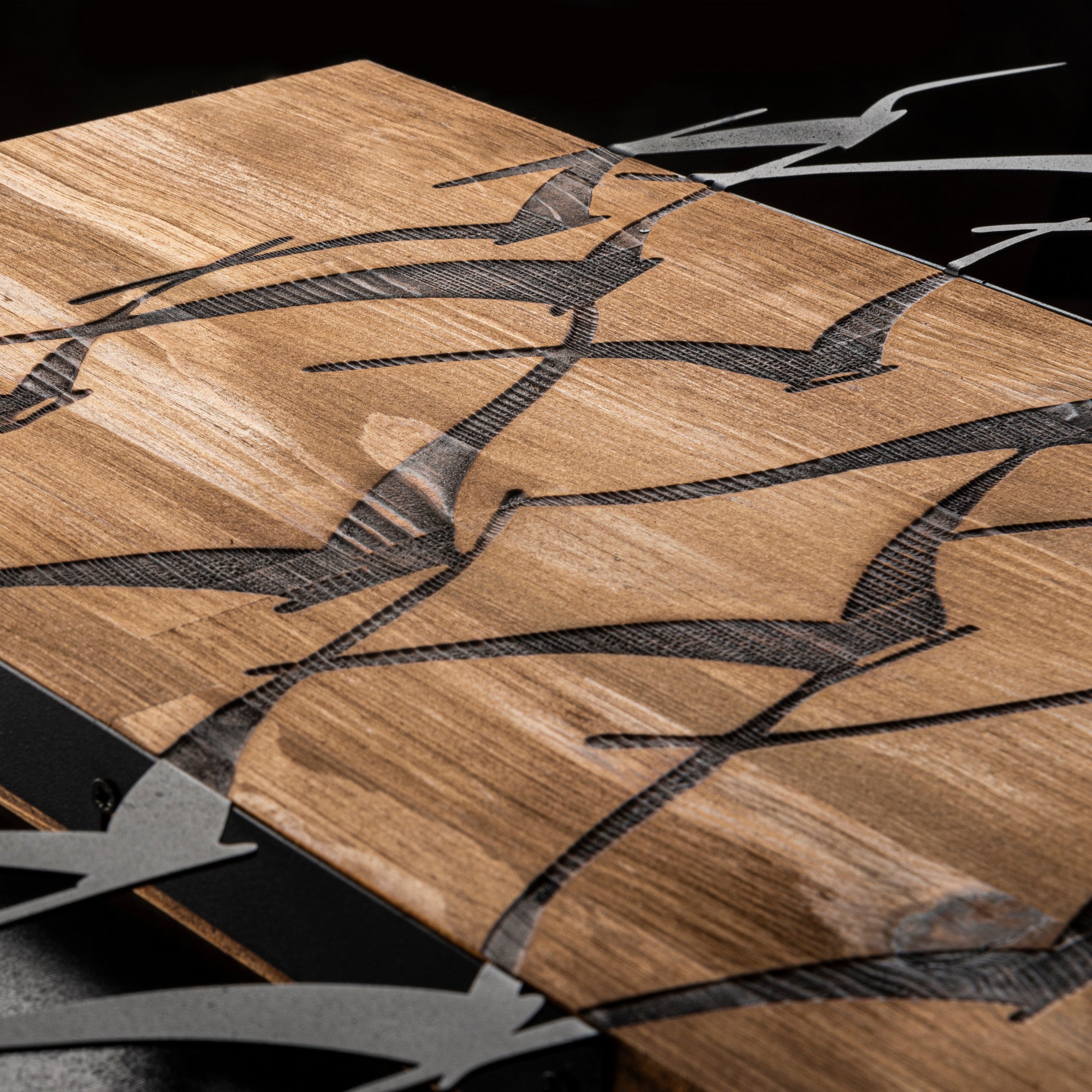 Quadro Decorativo de Parede "Migration" — Metal Preto com Moldura em Nogueira, 86x58 cm