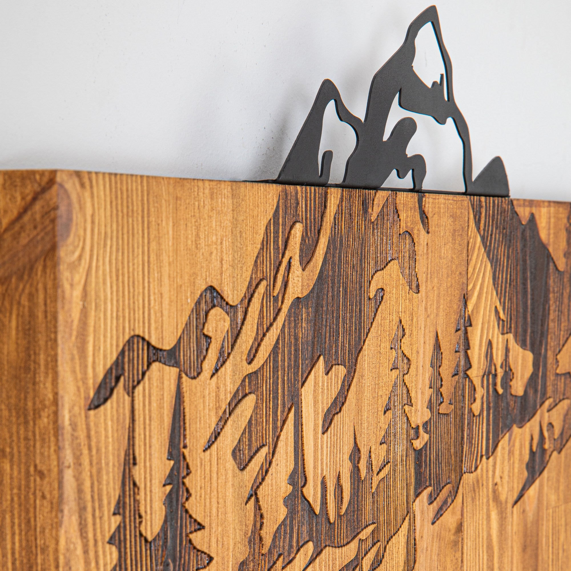 Nature – Acessório Decorativo de Parede em Metal Preto com Moldura em Nogueira, 57,5 x 33 cm