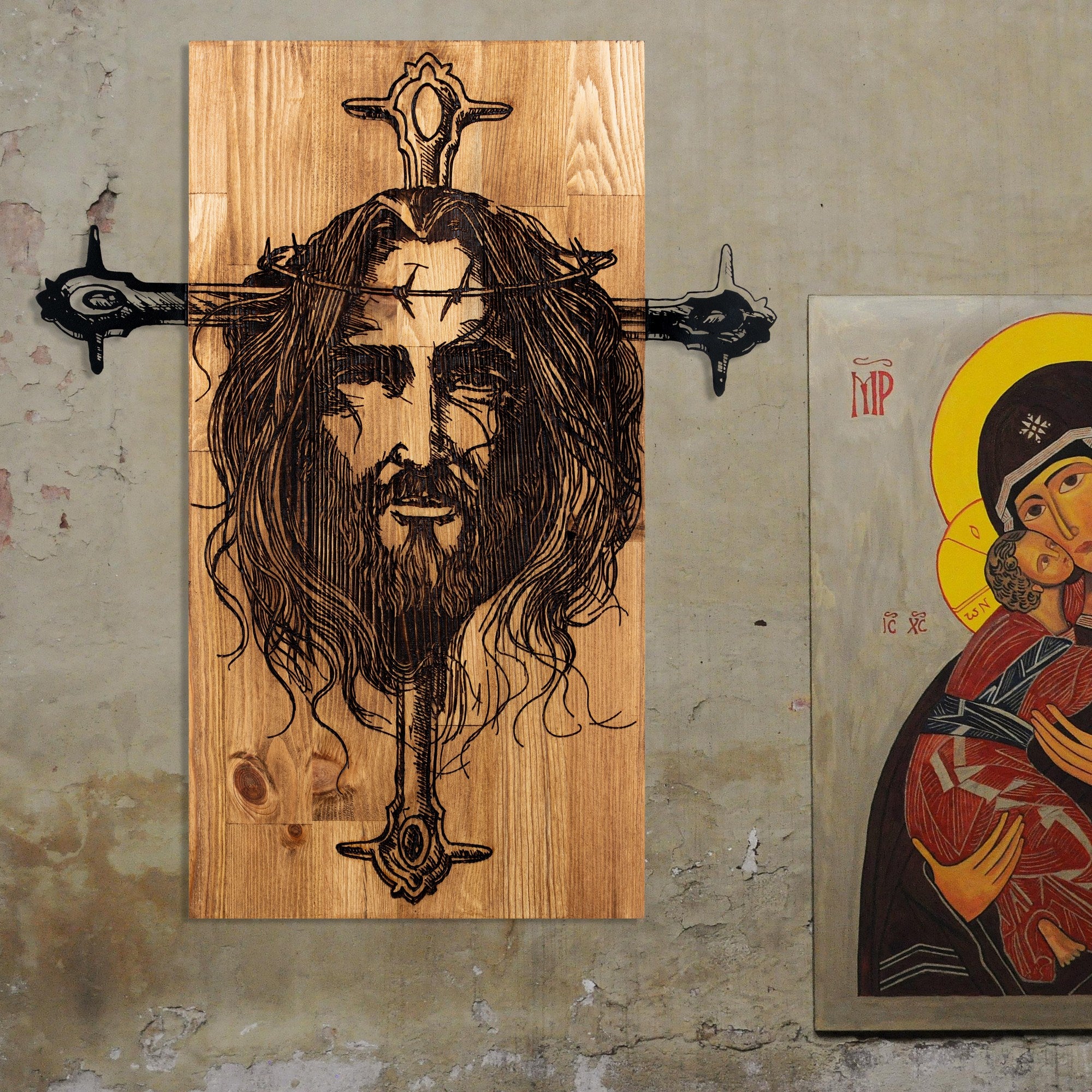 Painel de Parede Decorativo “Jesus” em Metal Preto com Moldura de Madeira Nogueira – 48 x 57,5 cm