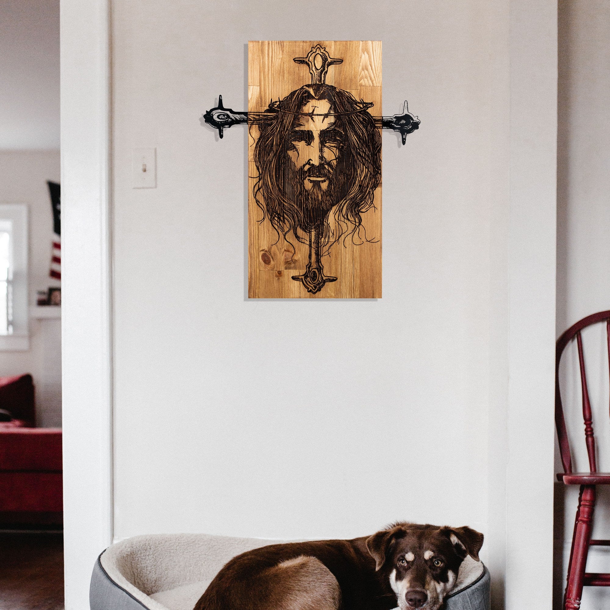 Painel de Parede Decorativo “Jesus” em Metal Preto com Moldura de Madeira Nogueira – 48 x 57,5 cm