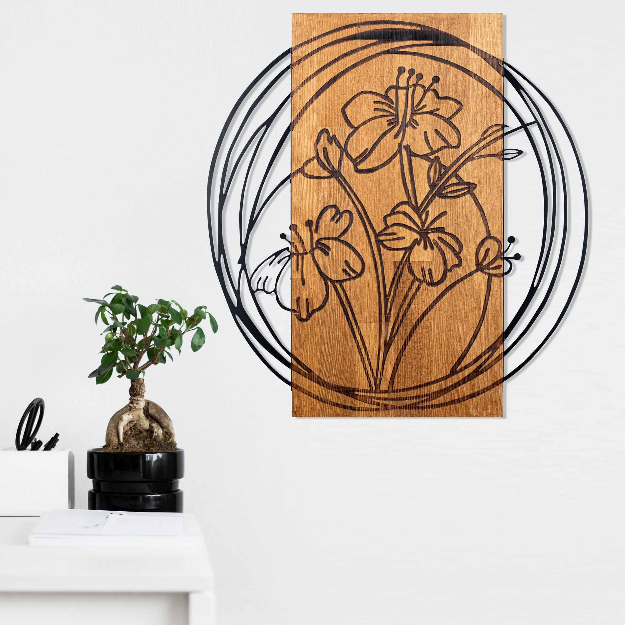 Orchid — Acessório de Parede Decorativo em Metal com Moldura de Madeira (Preto/Nogueira), 55 x 57,5 cm