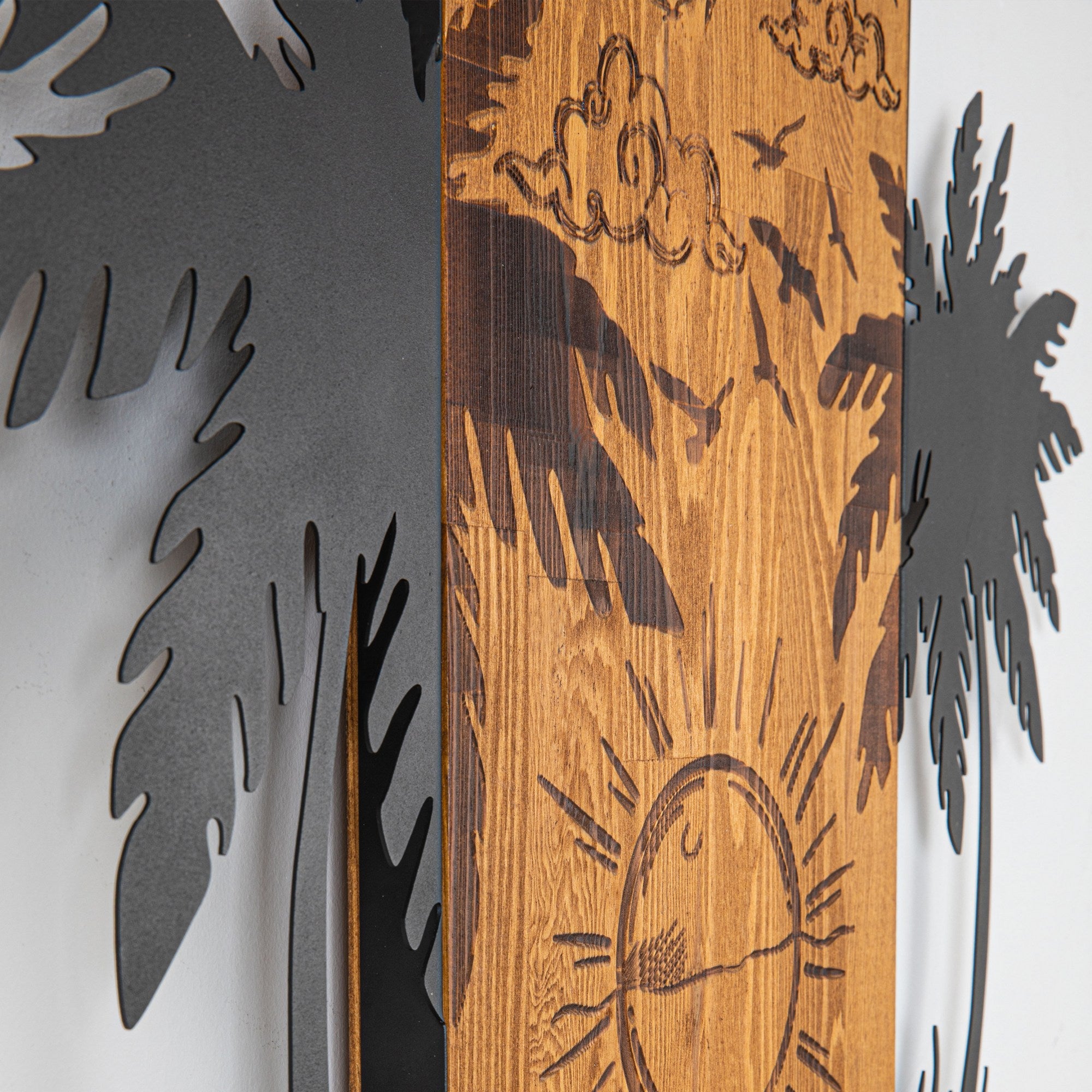 Hawaii – Acessório Decorativo de Parede em Metal Preto com Moldura de Nogueira, 74 x 57,5 cm
