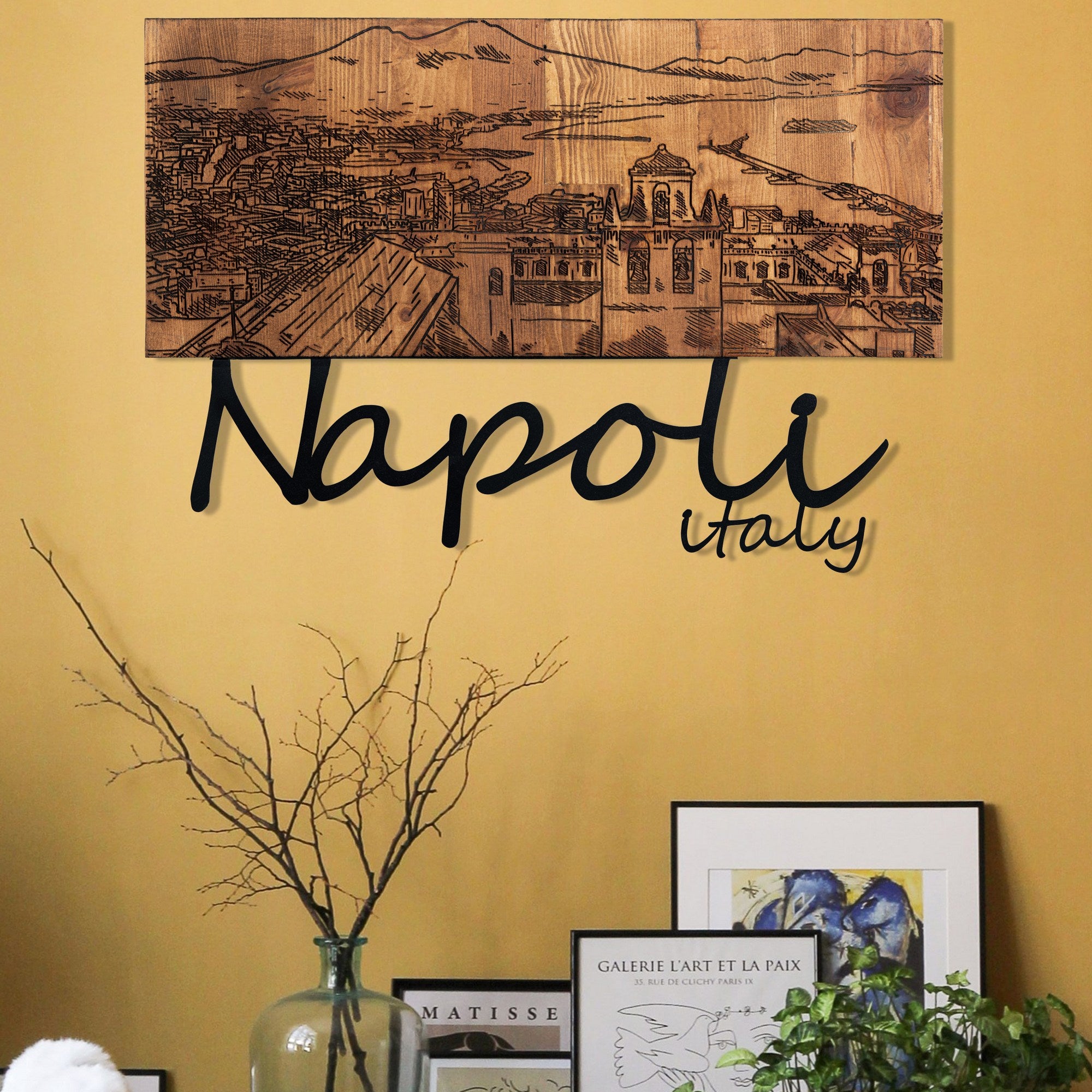 Napoli – Acessório Decorativo de Parede em Metal com Moldura de Madeira, Preto/Nogueira, 58 x 40 cm