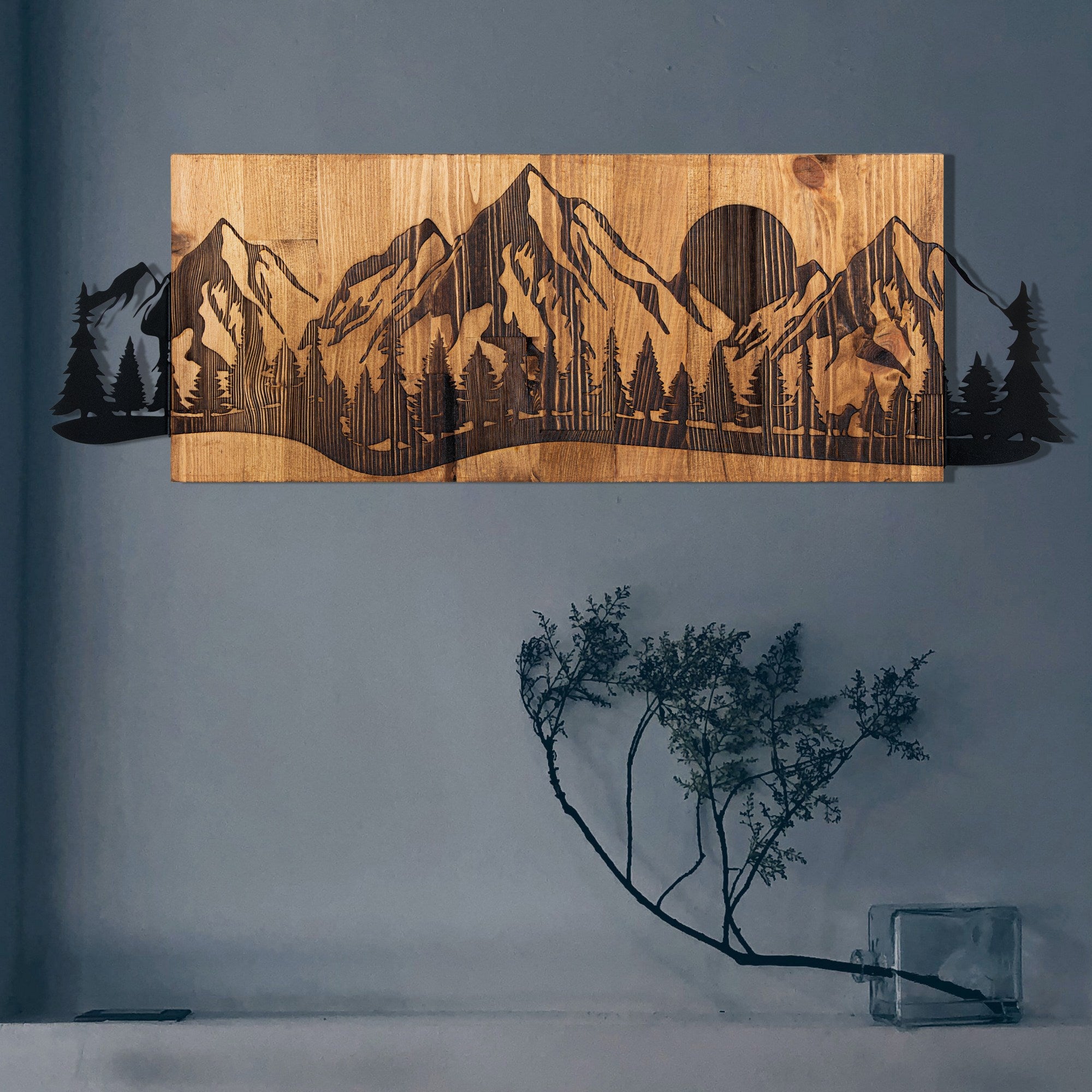 Acessório decorativo de parede – 75,5 x 24,5 cm – Preto e nogueira – Metal e madeira maciça