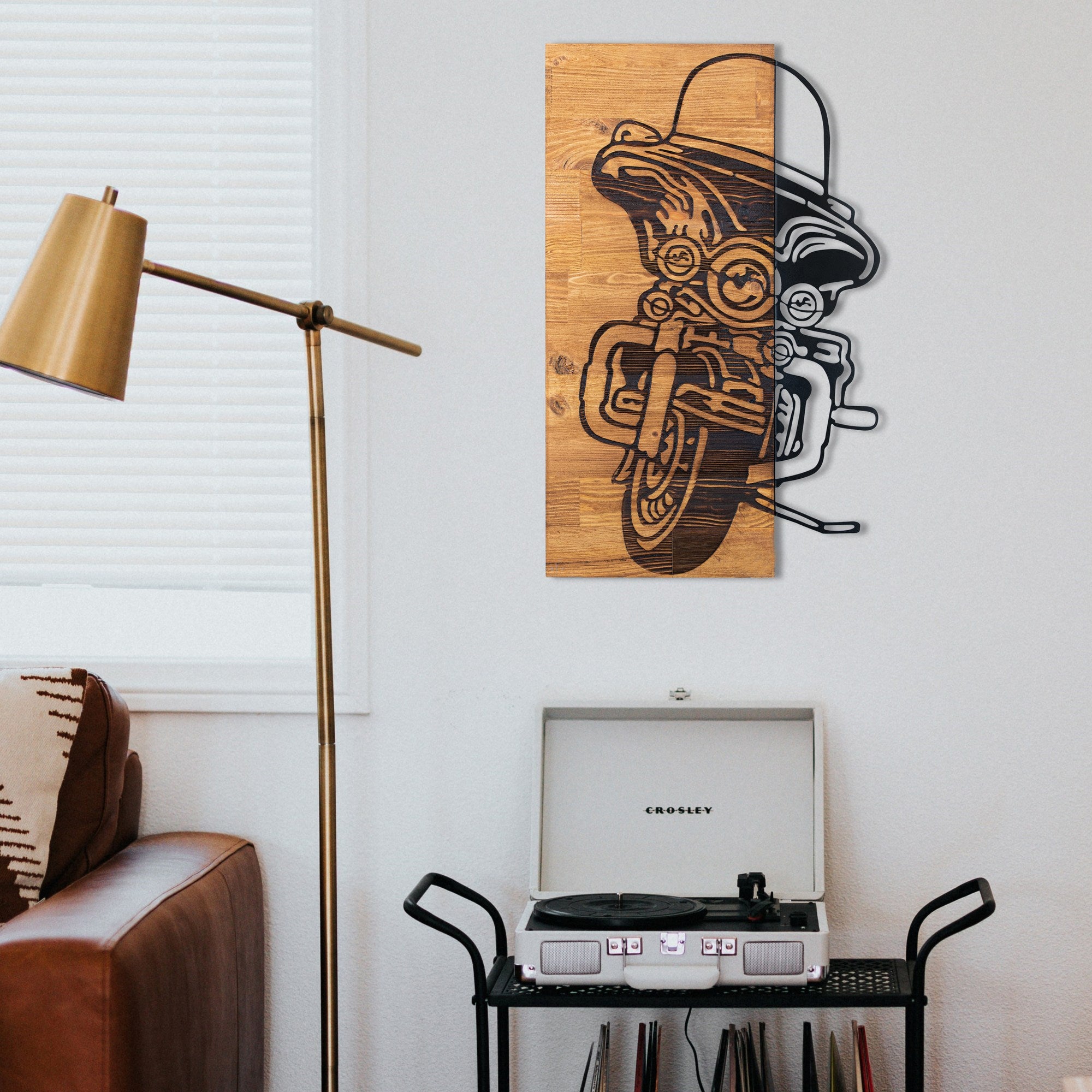 Chopper 1 — Quadro Decorativo de Parede em Metal Preto com Moldura de Nogueira (36 x 57,5 cm)