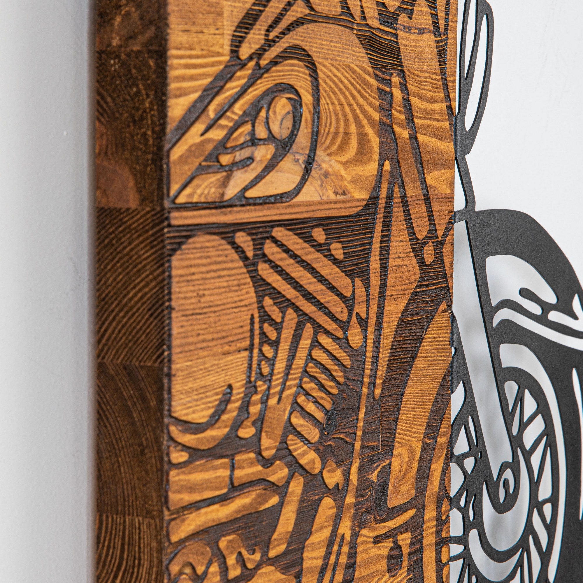 Chopper 2 – Acessório Decorativo de Parede em Metal com Moldura de Madeira (Preto/Nogueira), 44 x 61 cm