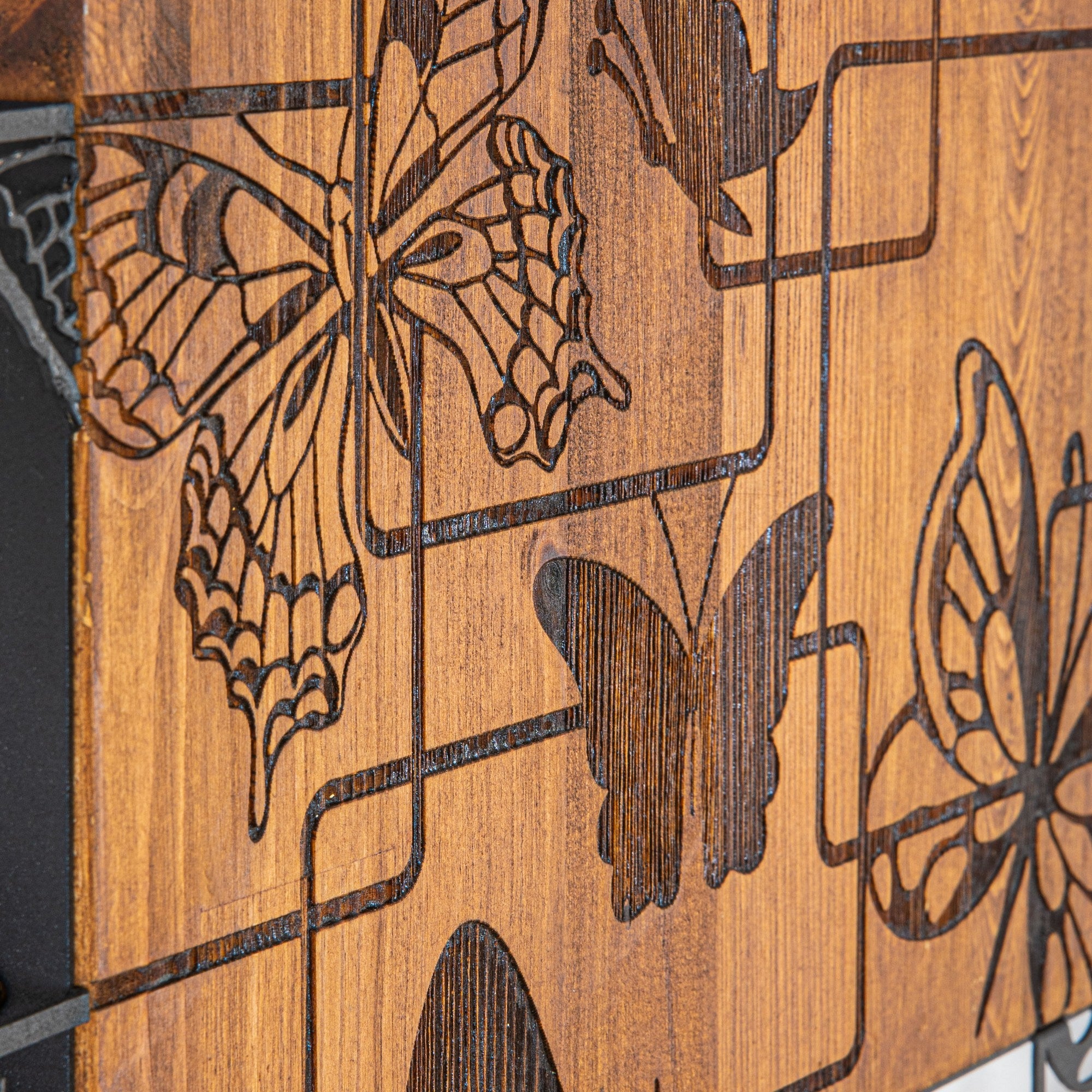 Pássaros Apaixonados 2 – Acessório Decorativo de Parede em Metal, Moldura de Madeira Nogueira, Preto, 63,3 x 65 cm