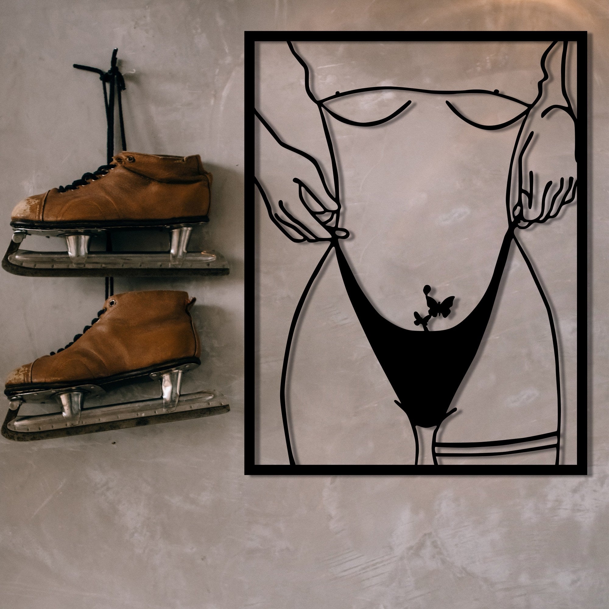 Rapariga com Tatuagem de Borboleta – Arte de Parede em Metal Preto (100% Metal) 40 x 52 cm