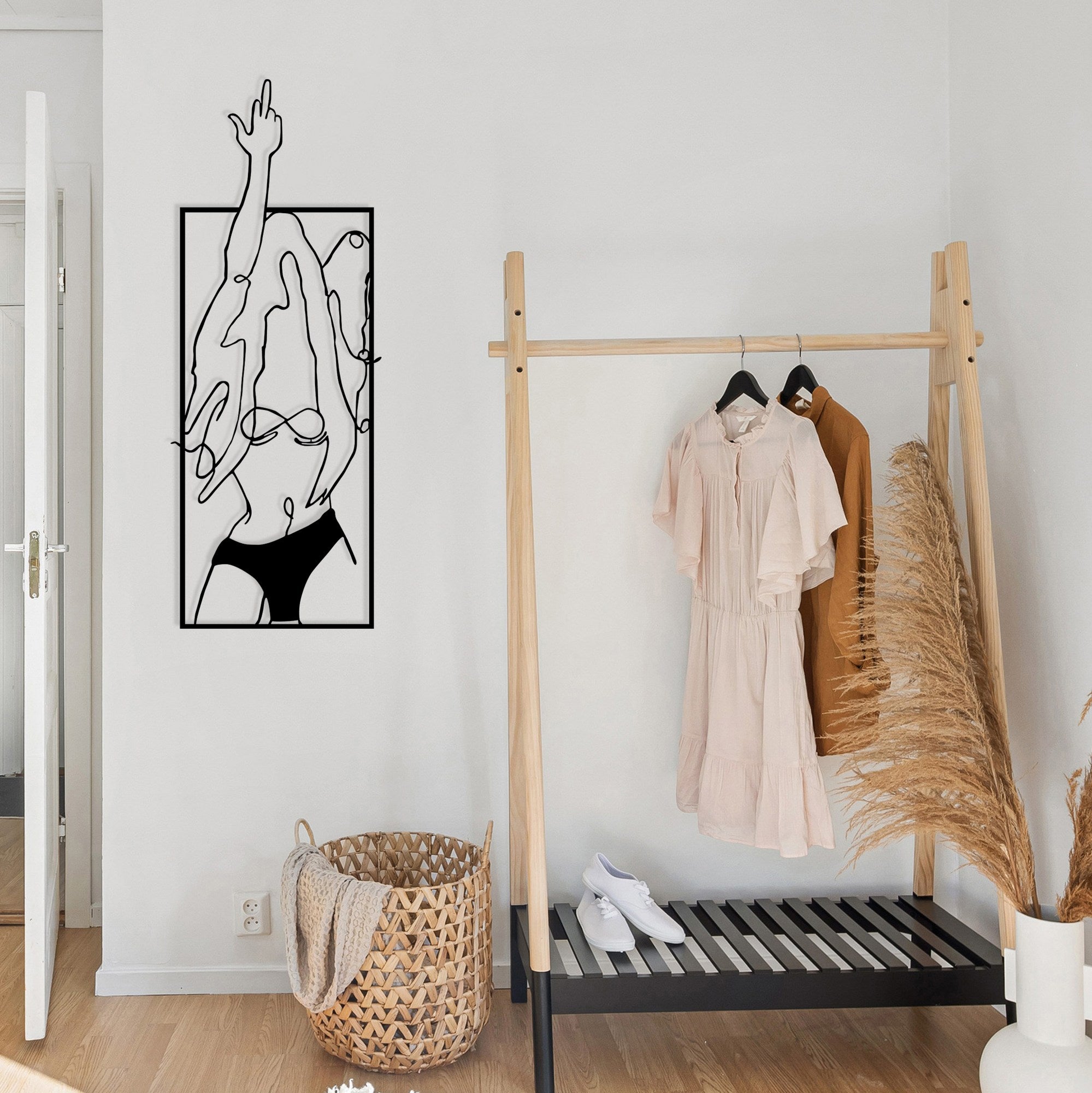 Cool Woman 1 — Acessório Decorativo de Parede em Metal Preto, 24 x 63 cm