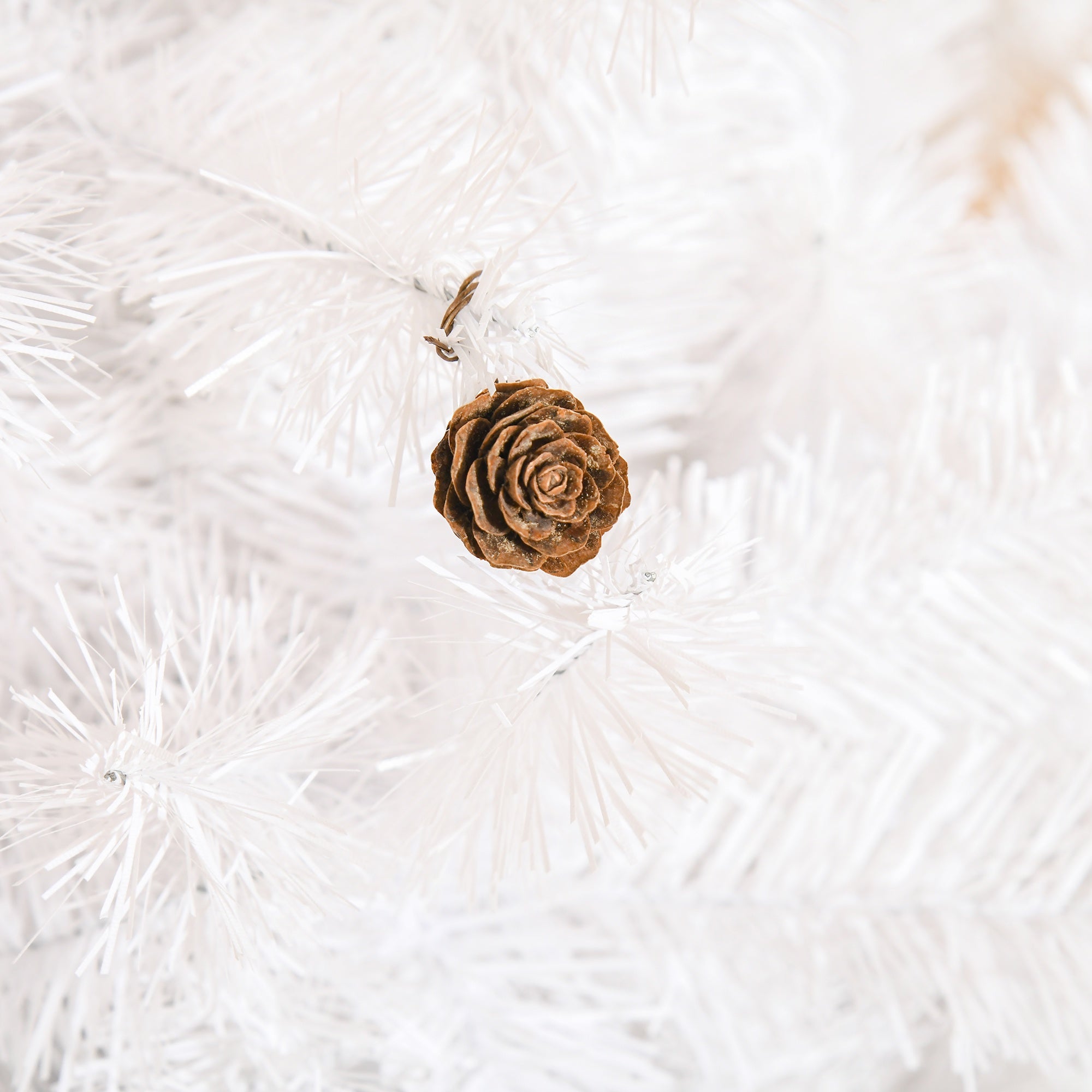 Árvore de Natal Artificial 180cm Branca com 930 Ramos de PVC e 48 Decorações - Ø105x180 cm