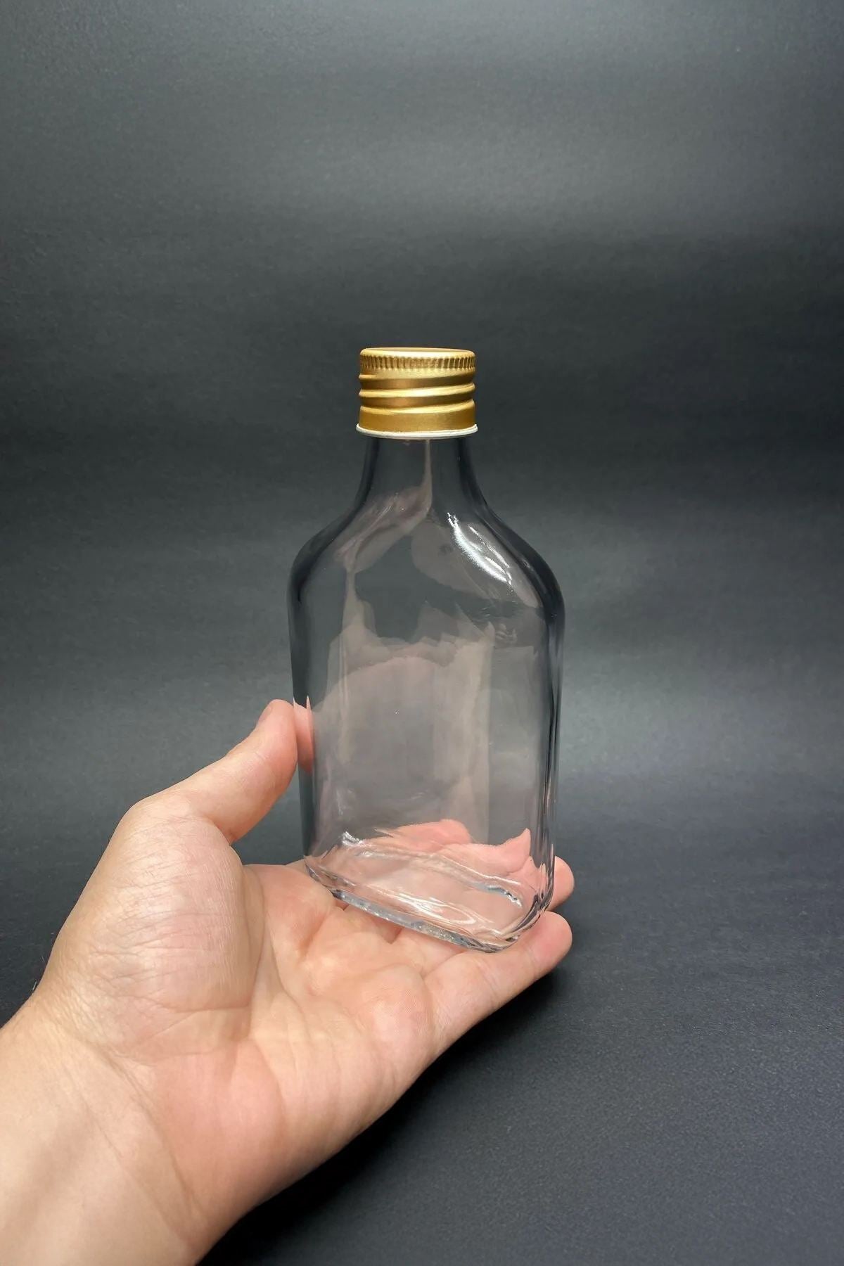 Conjunto de garrafas de vidro – 15,5 x 7,5 cm (2 peças) e 24 x 9 cm (1 peça) – Transparente e Dourado – Vidro