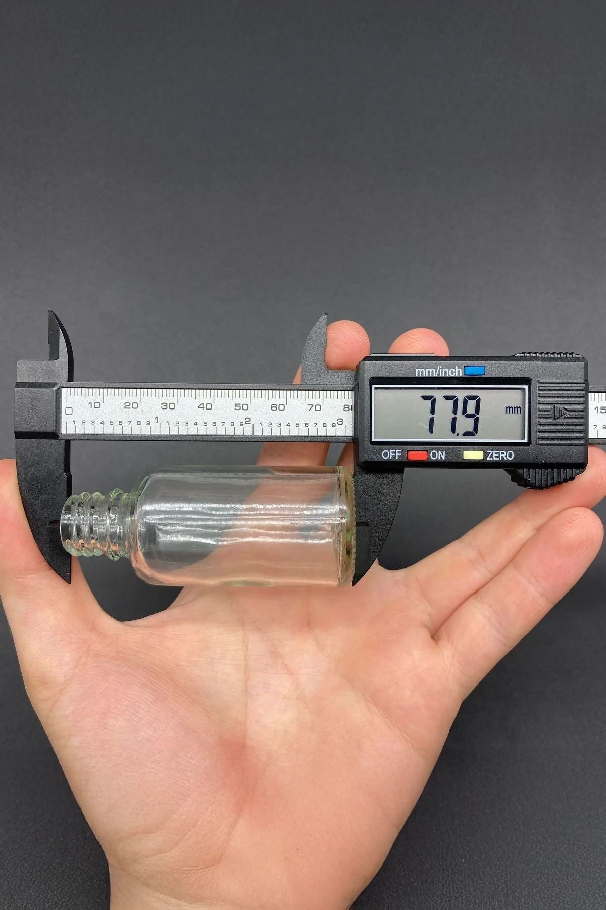 Conjunto de Garrafas de Vidro – 3,3 x 7,8 cm – Transparente e Preto – Vidro