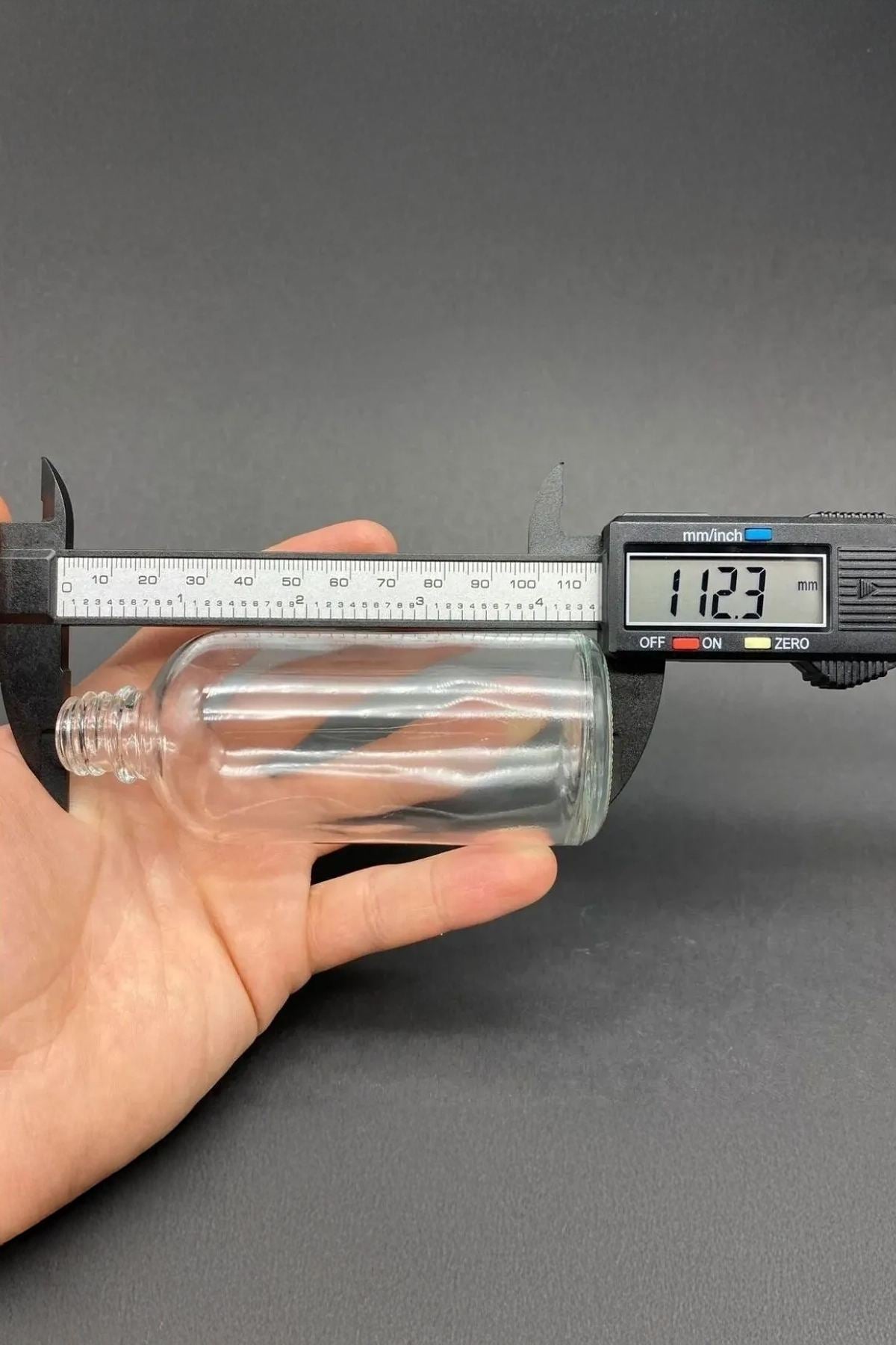 Conjunto de garrafas de vidro – 4,5 x 11 cm / 100 ml – Transparente e Preto