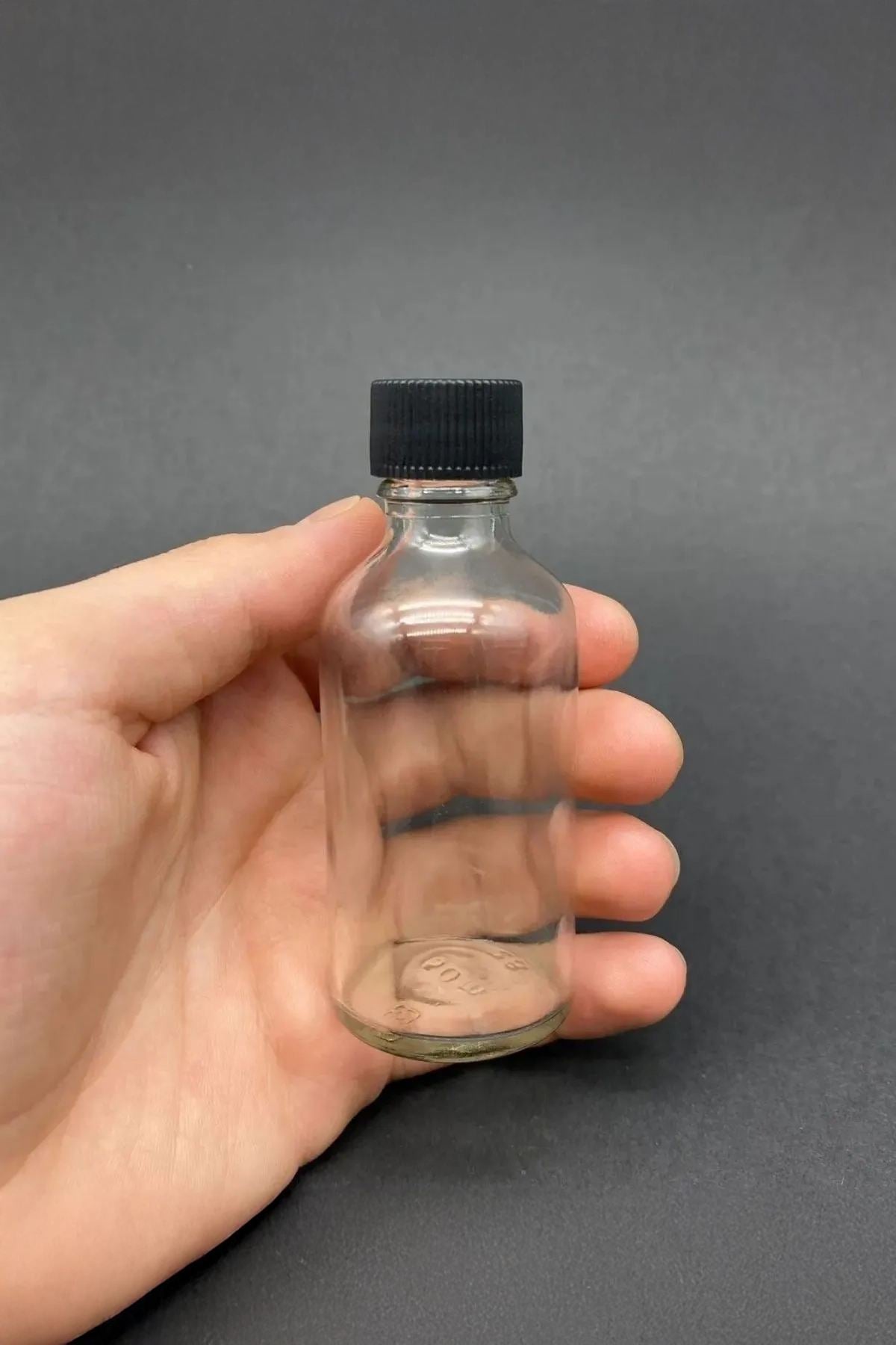 Conjunto de garrafas de vidro – 4 x 9 cm – transparente e preta